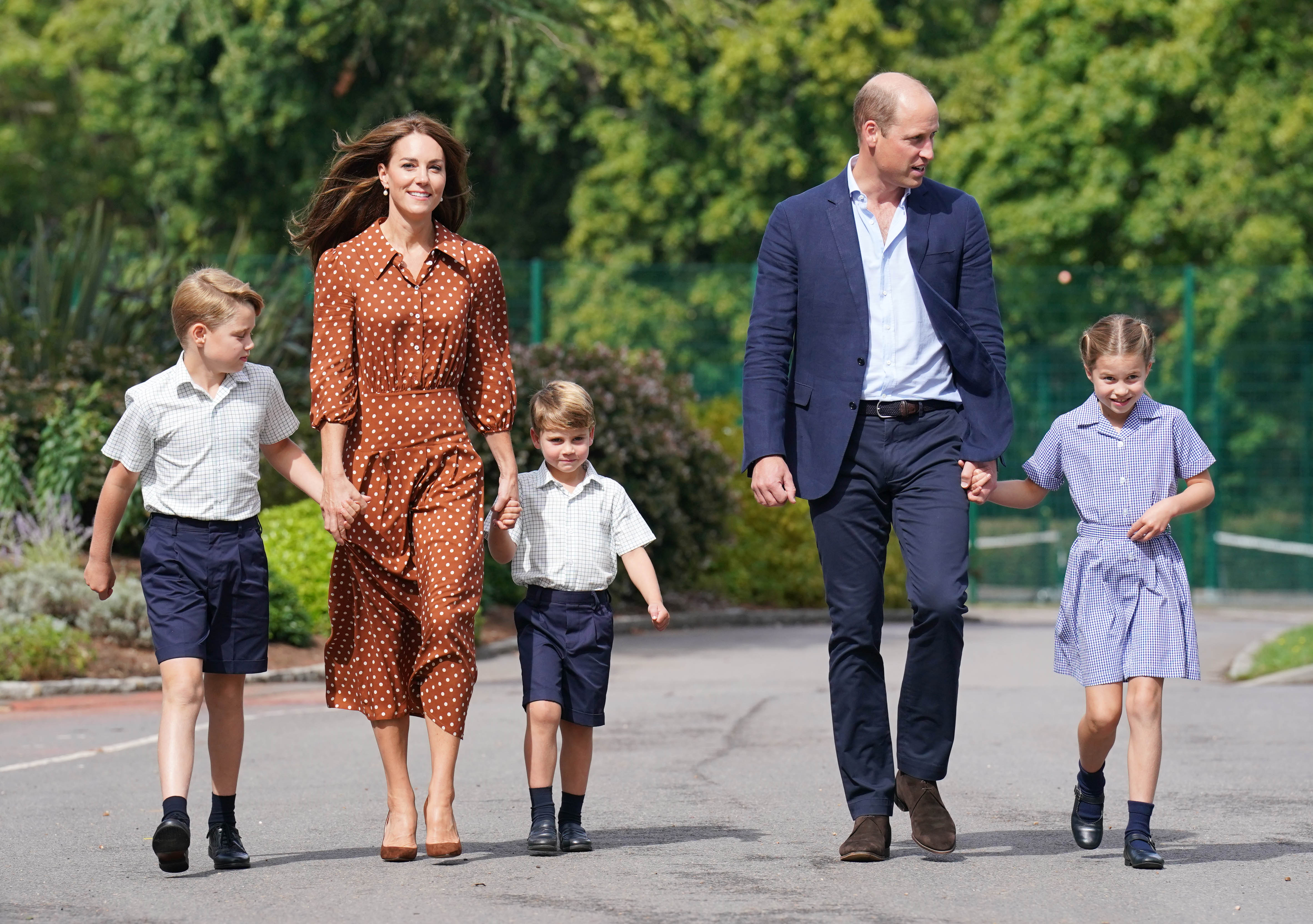 Prinz George, Prinzessin Catherine, Prinz Louis, Prinz William und Prinzessin Charlotte bei der Ankunft in der Lambrook School in Bracknell, England am 7. September 2022 | Quelle: Getty Images