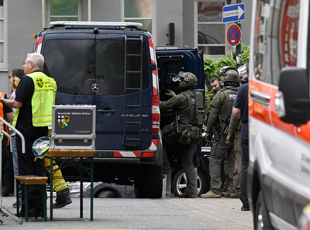 Polizei und Rettungskräfte sind in der Nähe einer Bank zu sehen, in der Bankräuber am 8. Mai 2026 in Sinzig, Westdeutschland, mehrere Geiseln genommen haben. | Quelle: Getty Images