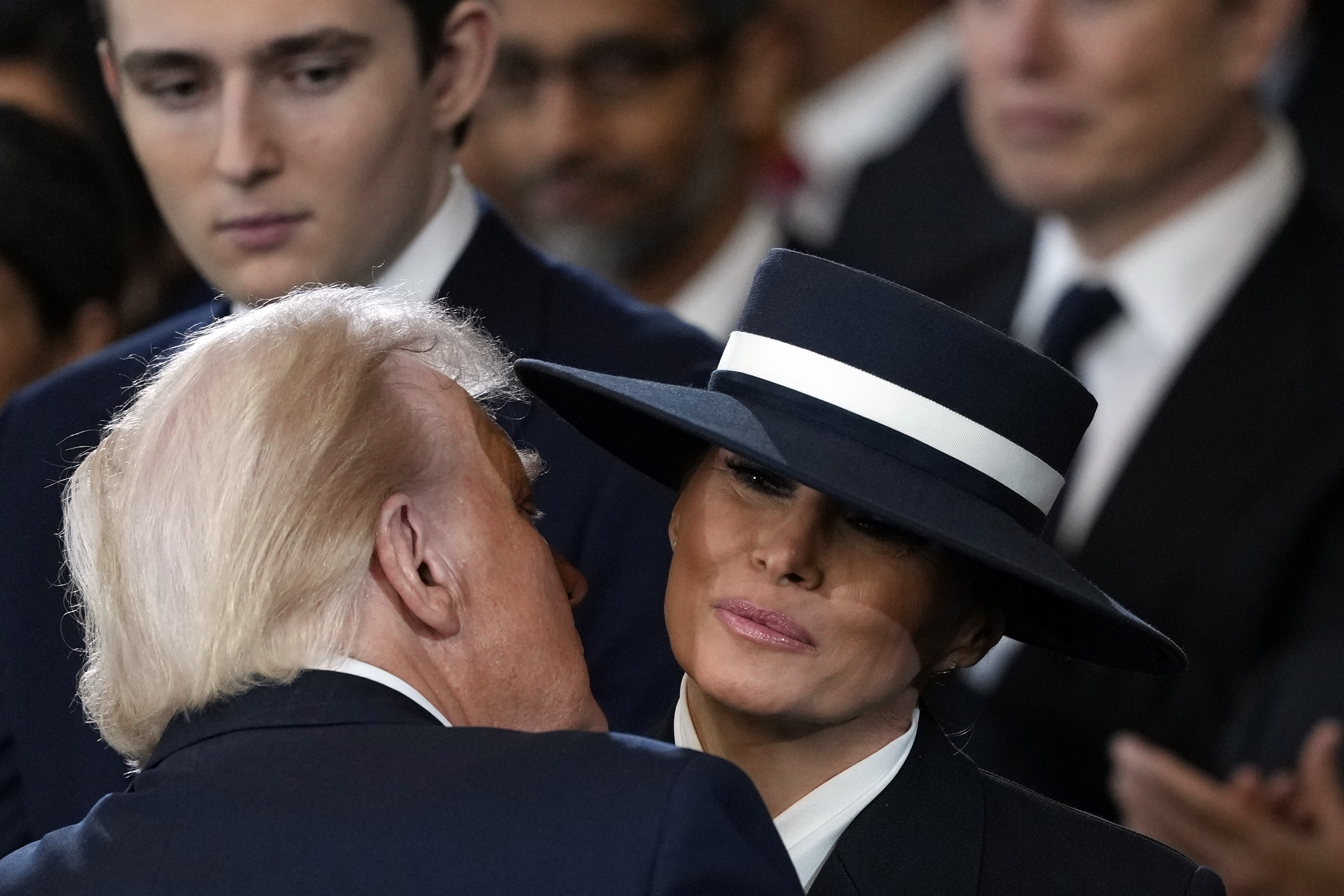 Donald und Melania Trump geben sich einen Luftkuss. | Quelle: Getty Images