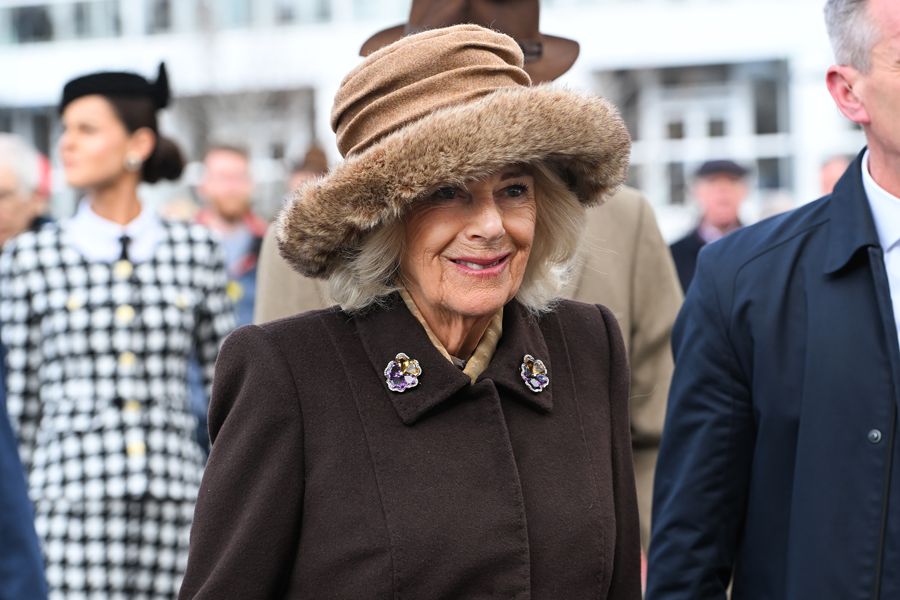 Königin Camilla lächelt während ihrer Zeit beim Cheltenham Festival am 12. März 2025 in Cheltenham, England | Quelle: Getty Images