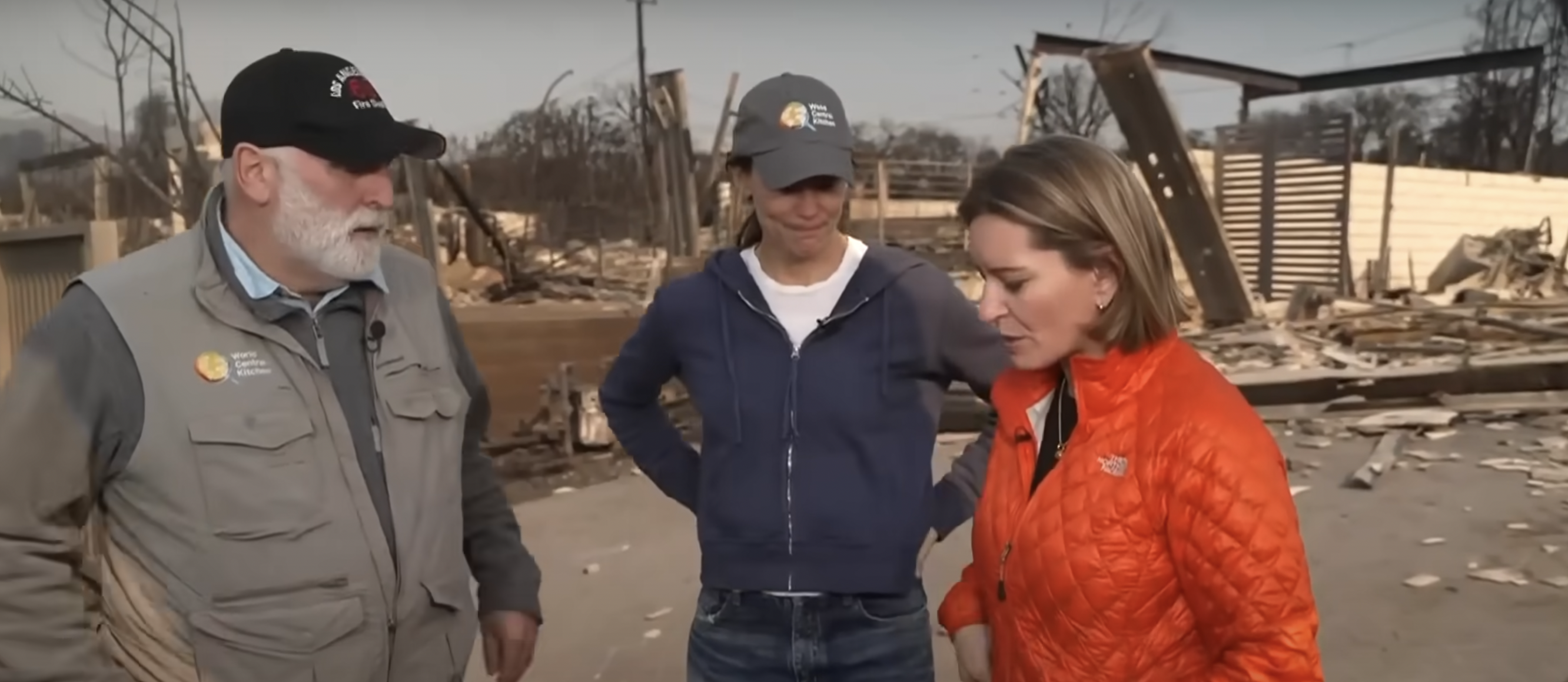 José Andrés und Jennifer Garner während eines Interviews | Quelle: YouTube/MSNBC