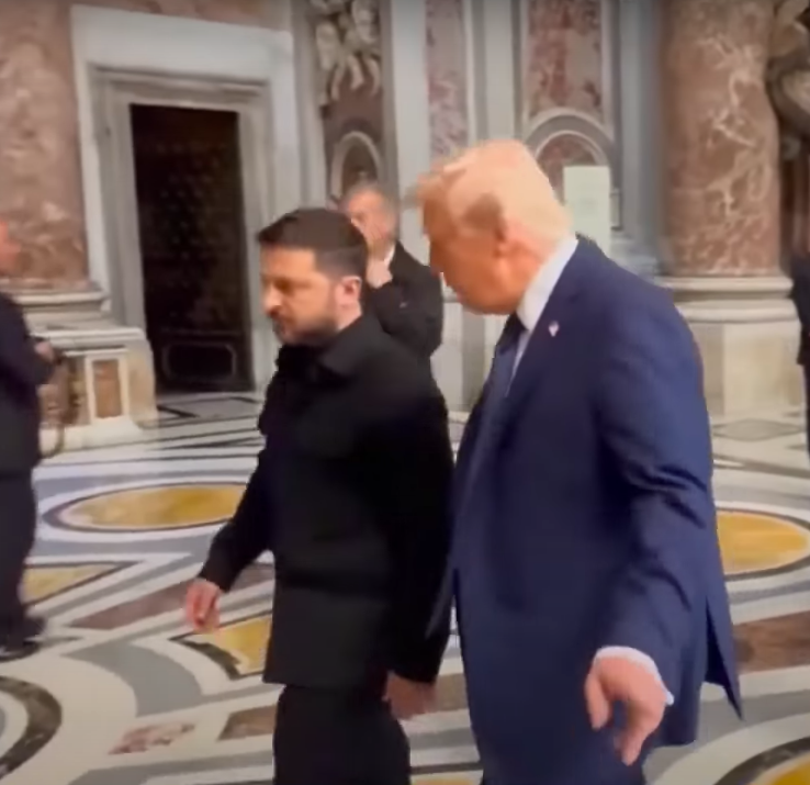 Volodymyr Zelenskyy und Donald Trump gehen und reden. | Quelle: YouTube/KTLA 5