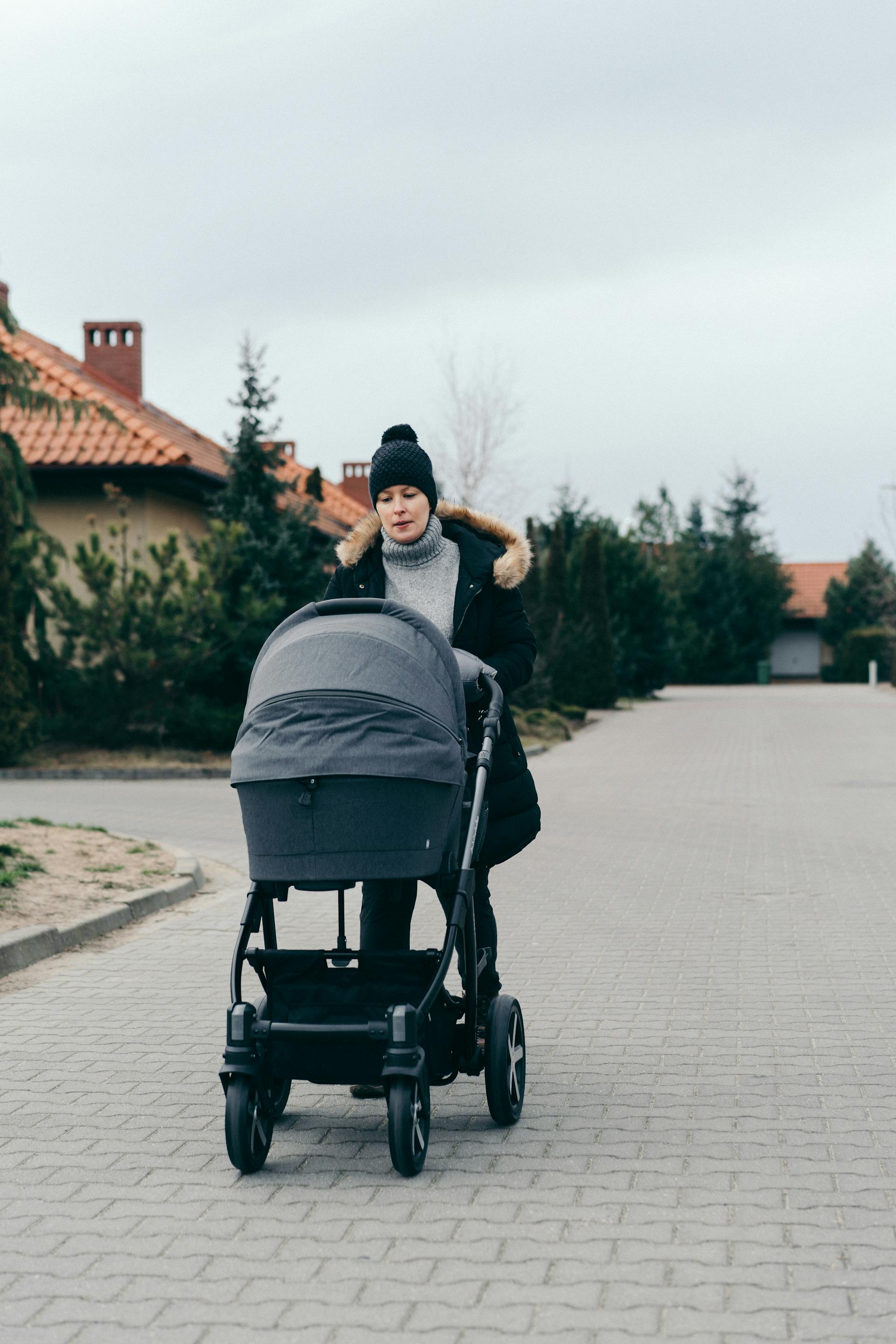 Eine Frau, die einen Kinderwagen schiebt | Quelle: Pexels