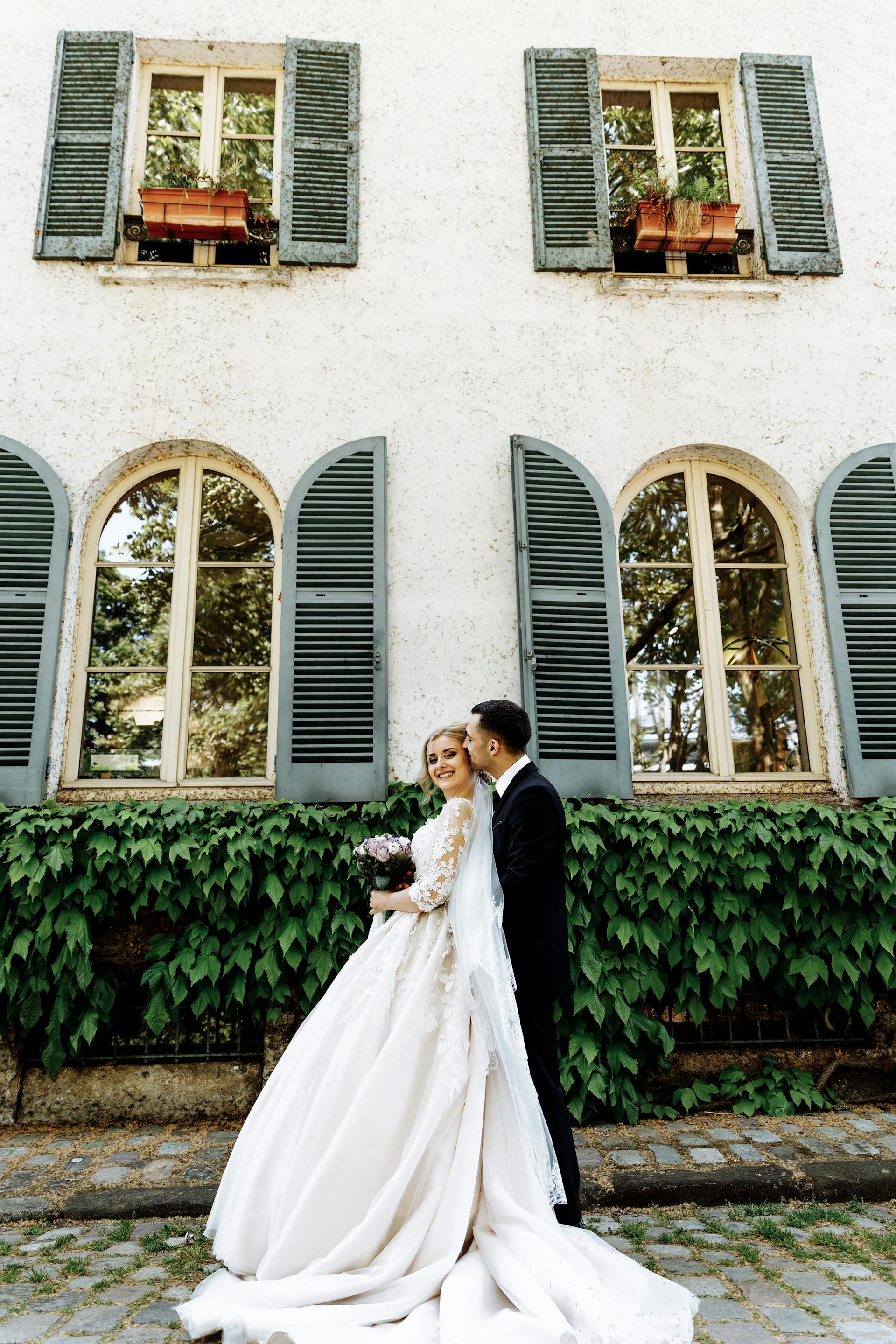 Eine lächelnde Braut und ein lächelnder Bräutigam | Quelle: Pexels