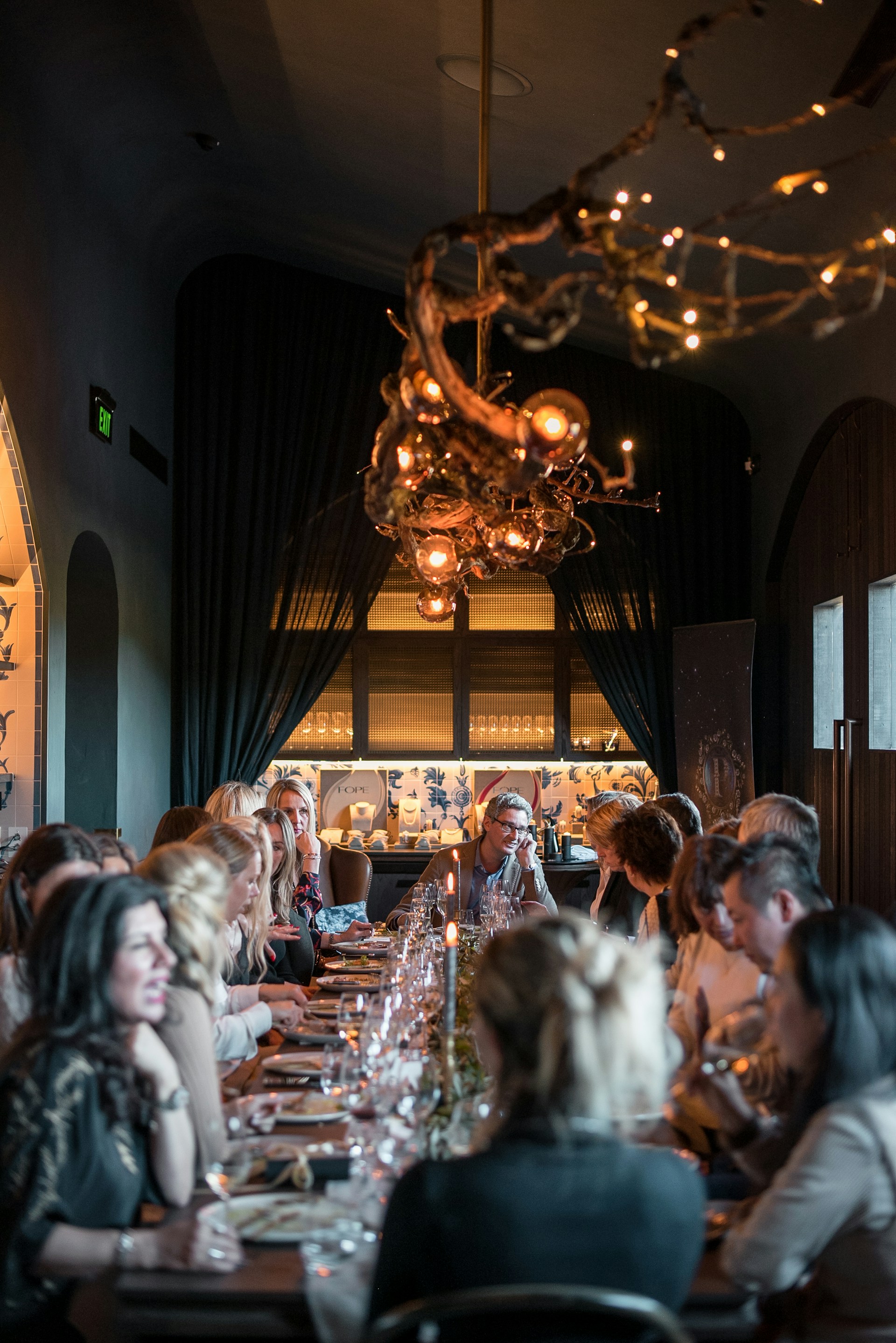 Versammelte Menschen bei einer Dinnerparty | Quelle: Unsplash
