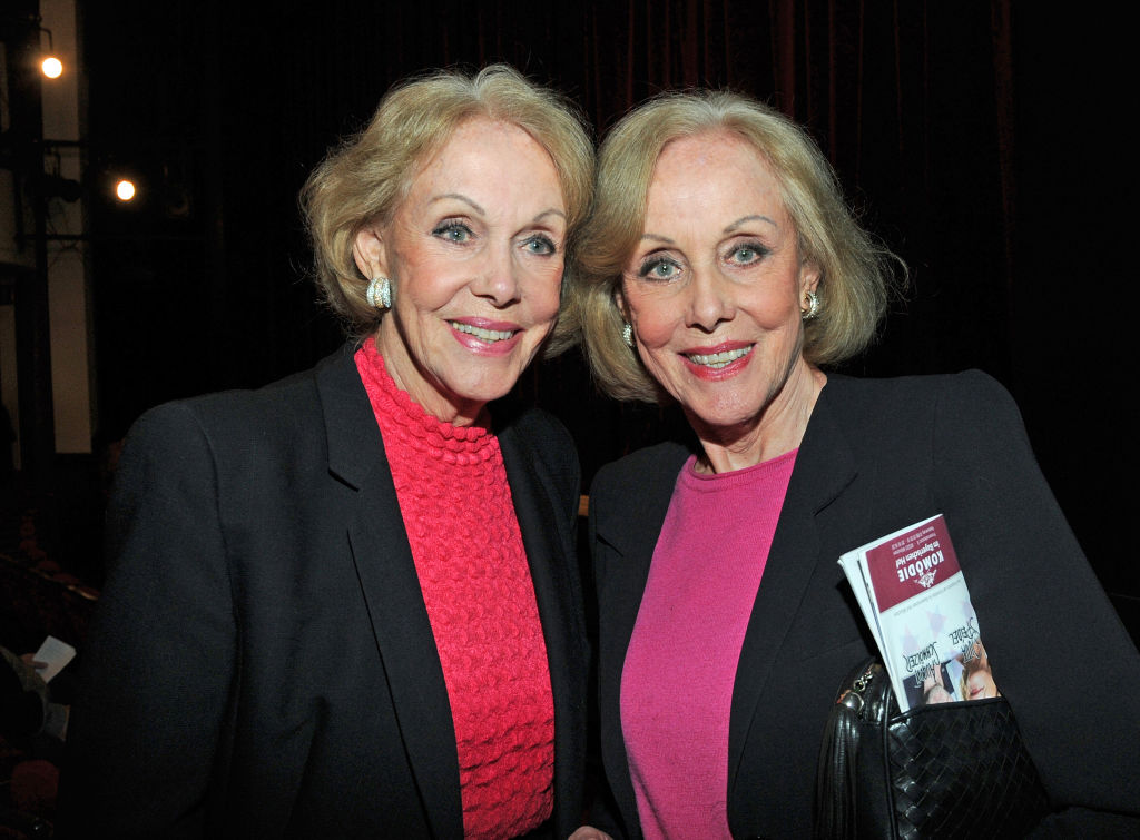 Die Entertainerinnen Ellen (L) und Alice Kessler besuchen die Theaterpremiere des Stücks „Josef und Maria“ in der Komödie im Bayerischen Hof in München, Deutschland, 22. November 2017. | Quelle: Getty Images