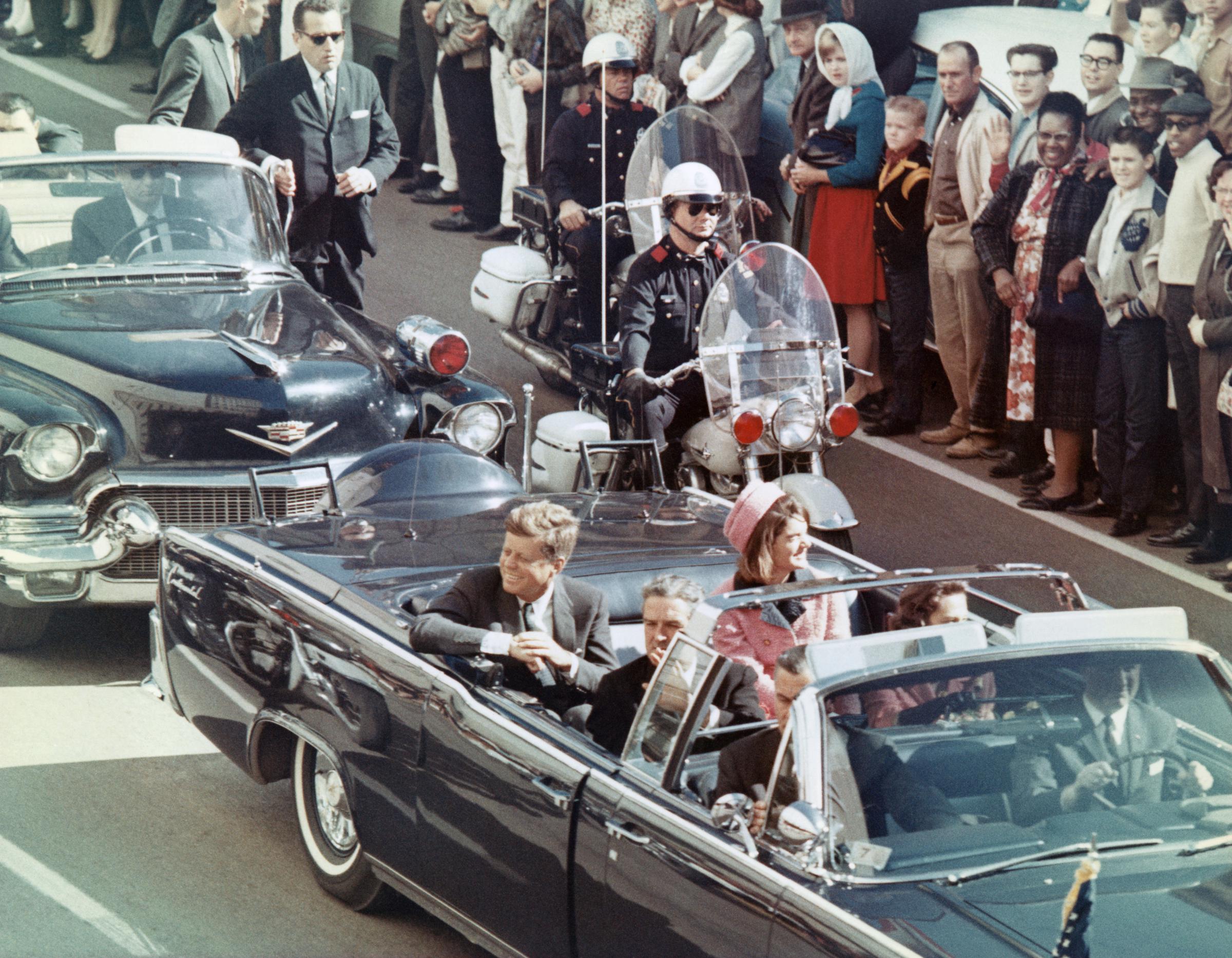 Der ehemalige US-Präsident John F. Kennedy und die First Lady Jacqueline Kennedy mit dem texanischen Gouverneur John Connally auf dem Dealey Plaza in Dallas, Texas, am 22. November 1963. | Quelle: Getty Images