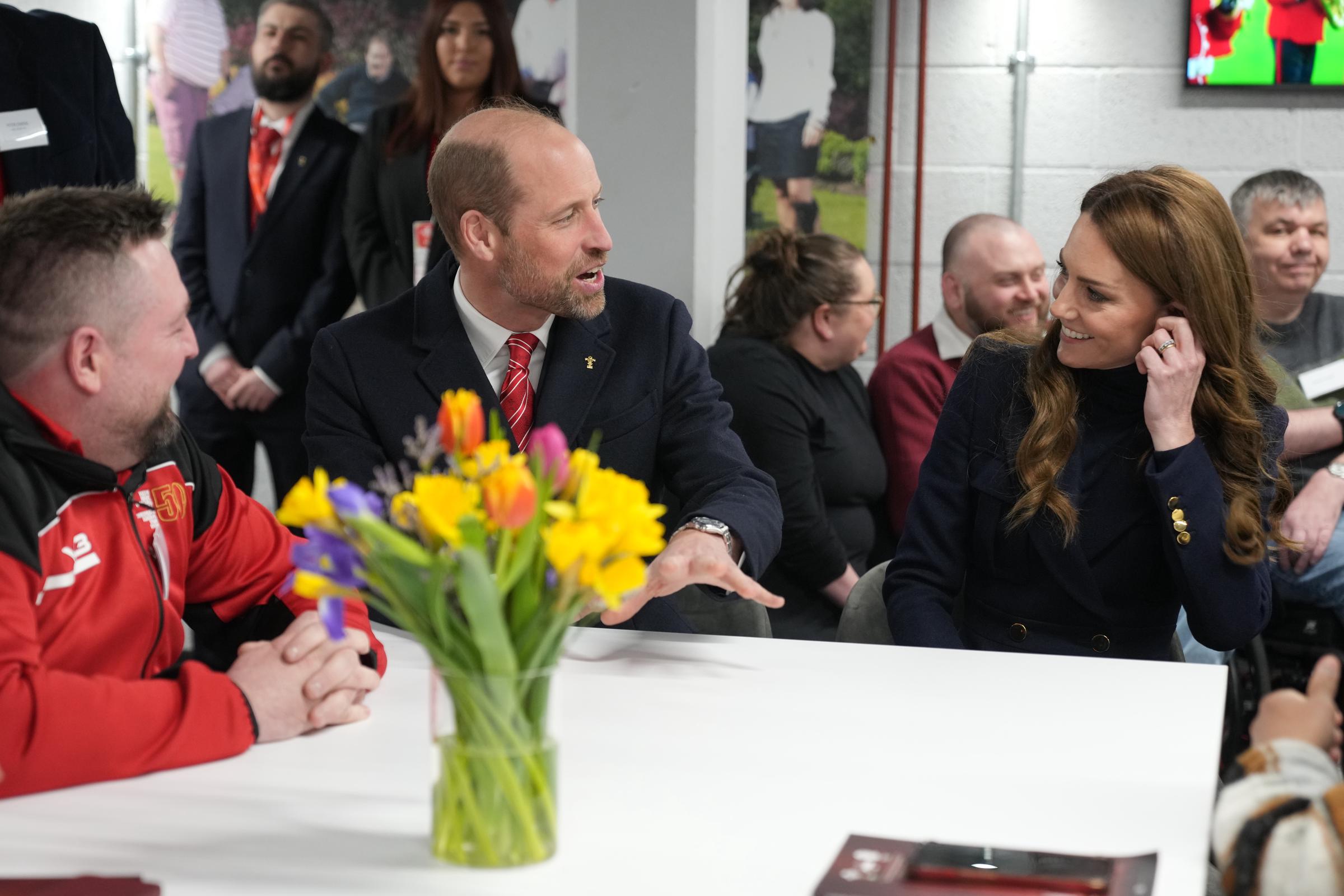 Prinz William und Prinzessin Catherine sprechen während ihres Treffens mit verletzten Spielern, die vom Welsh Rugby Charitable Trust unterstützt werden, in Cardiff, Wales, am 15. März 2025. | Quelle: Getty Images