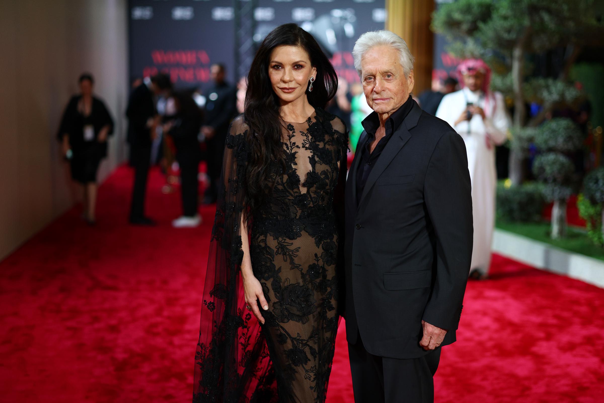 Catherine Zeta-Jones und Michael Douglas besuchen Women In Cinema während des Red Sea International Film Festivals im Jeddah Yacht Club am 6. Dezember 2024 in Jeddah, Saudi-Arabien. | Quelle: Getty Images