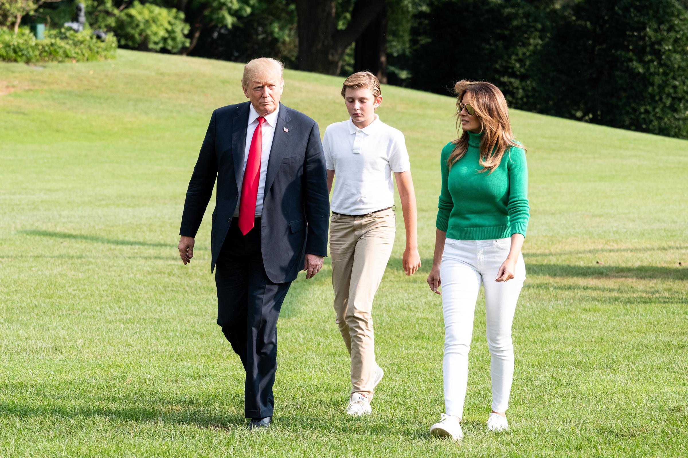 Präsident Donald Trump, First Lady Melania Trump und Barron Trump kehren am 19. August 2018 mit dem Hubschrauber Marine One zum Weißen Haus in Washington, DC zurück. | Quelle: Getty Images