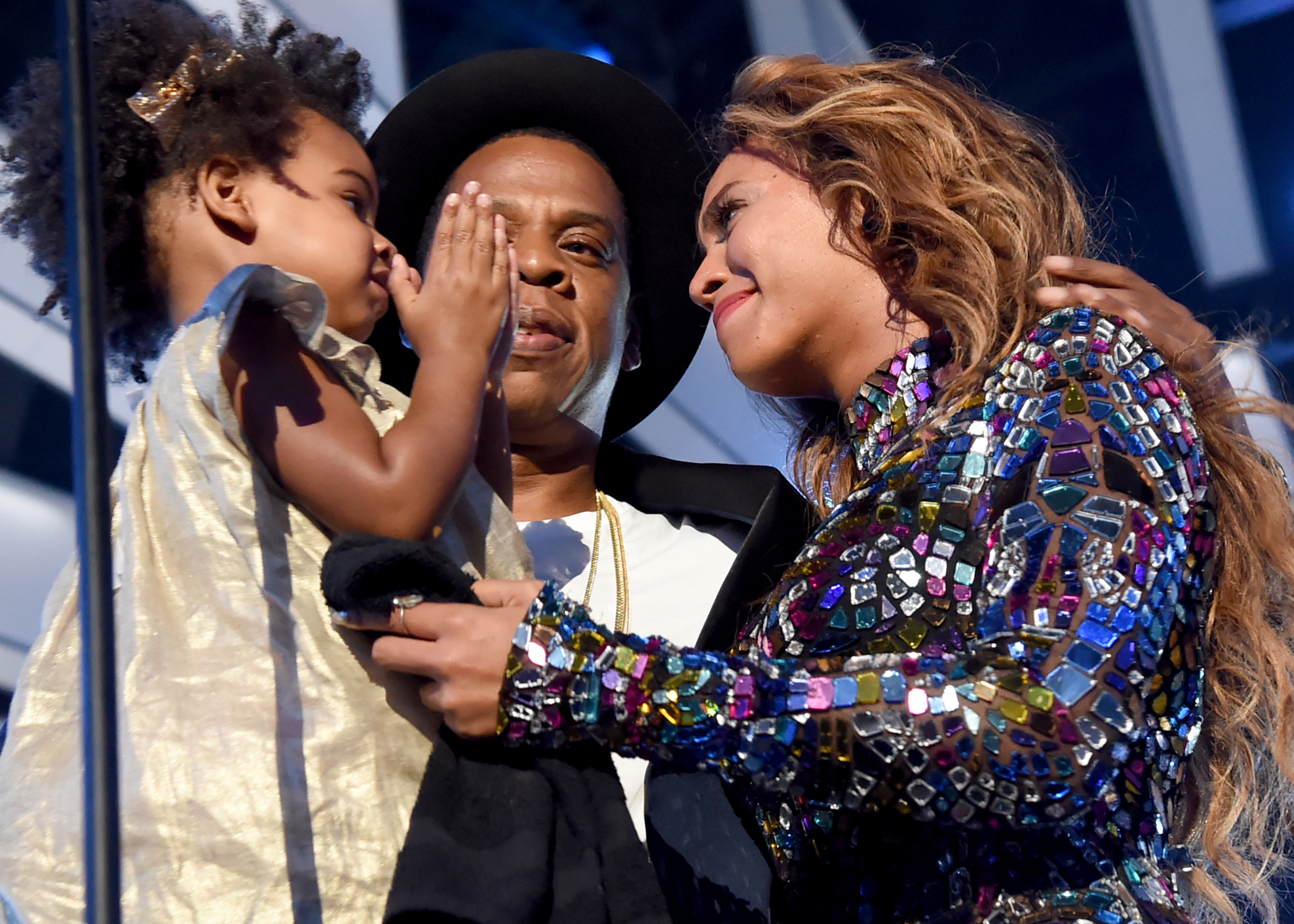 Jay Z und Tochter Blue Ivy Carter überreichen den Michael Jackson Video Vanguard Award an Beyonce am 24. August 2014 in Inglewood, Kalifornien | Quelle: Getty Images