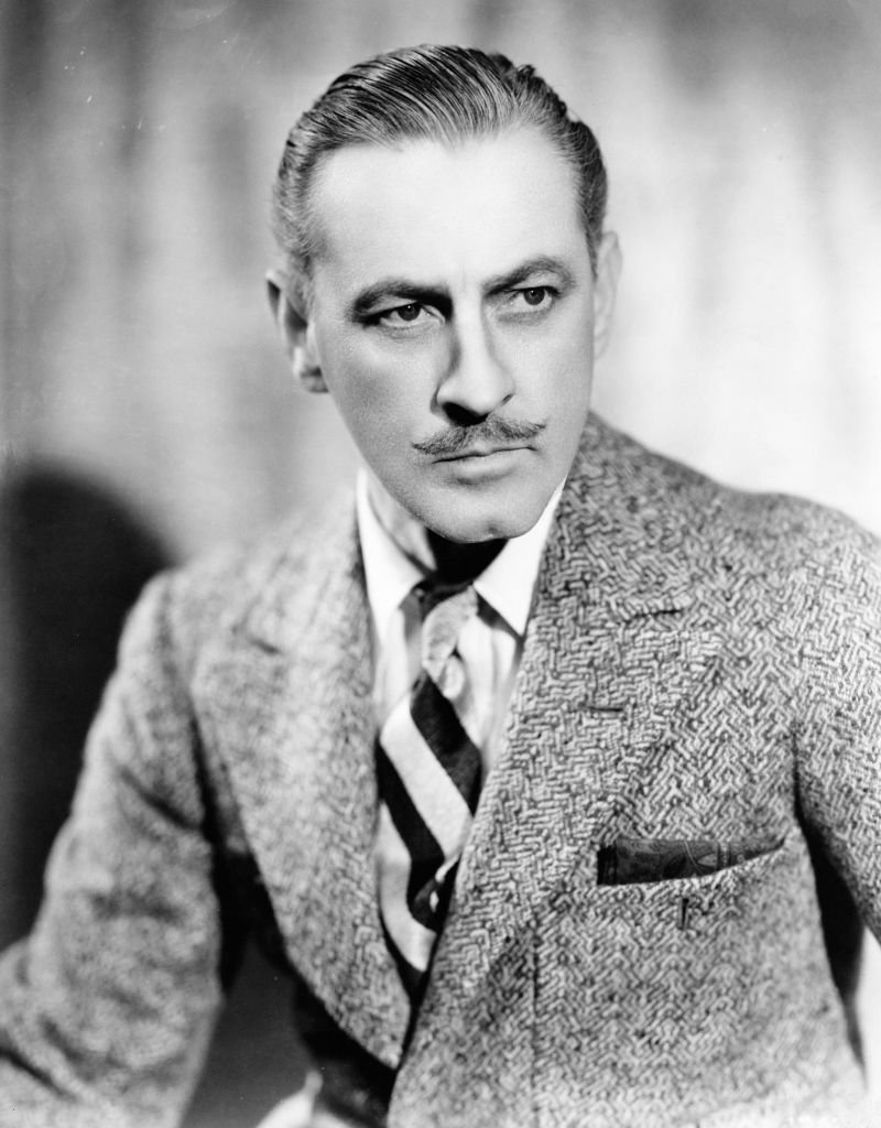 John Barrymore trägt einen Tweedmantel und einen ernsten Ausdruck in einem Werbeporträt für einen unbekannten Film um 1920. | Quelle: Getty Images