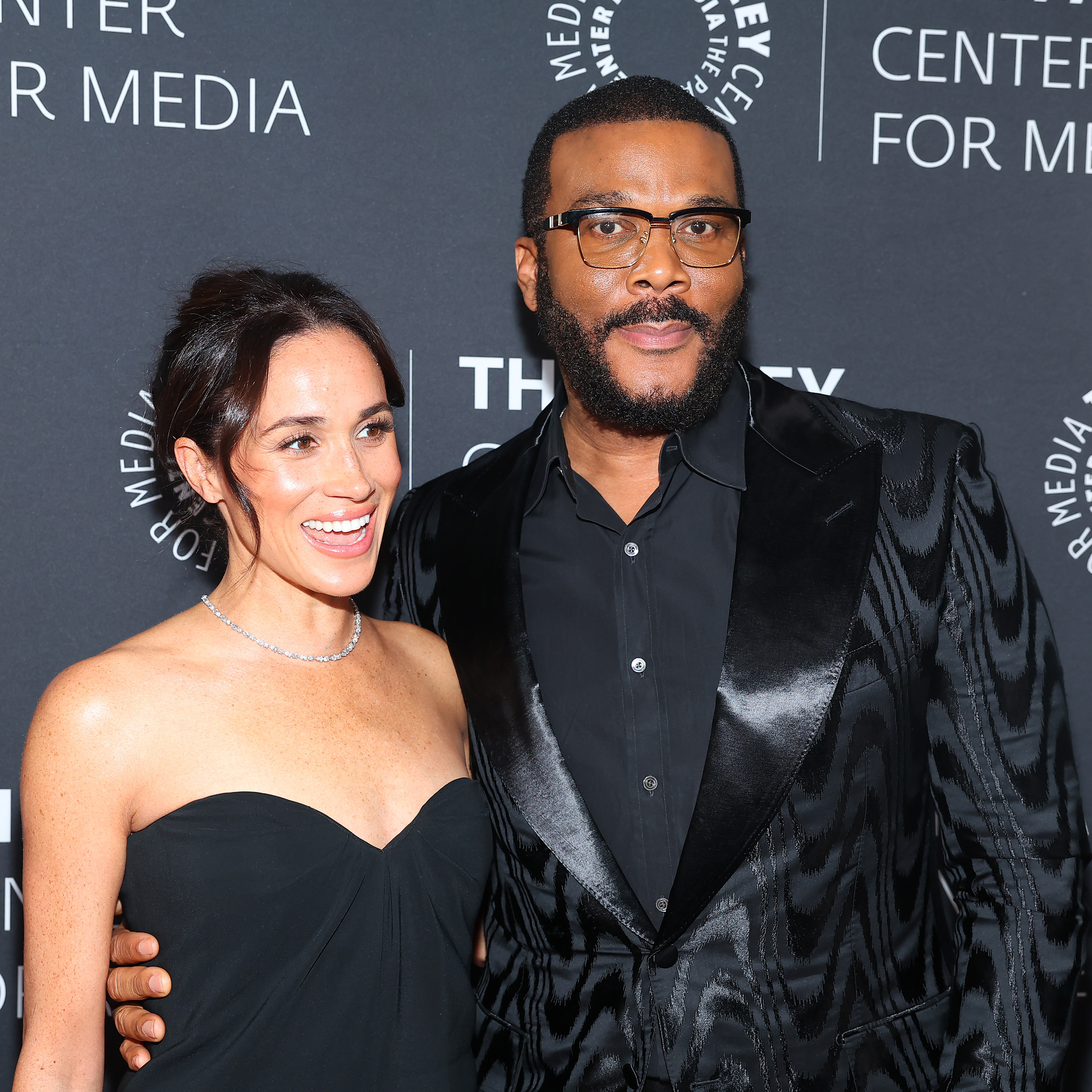 Meghan Markle und Tyler Perry posieren zusammen auf der Paley Center for Media Hosts Paley Honors Fall Gala Honoring Tyler Perry am 4. Dezember 2024 in Beverly Hills, Kalifornien. | Quelle: Getty Images