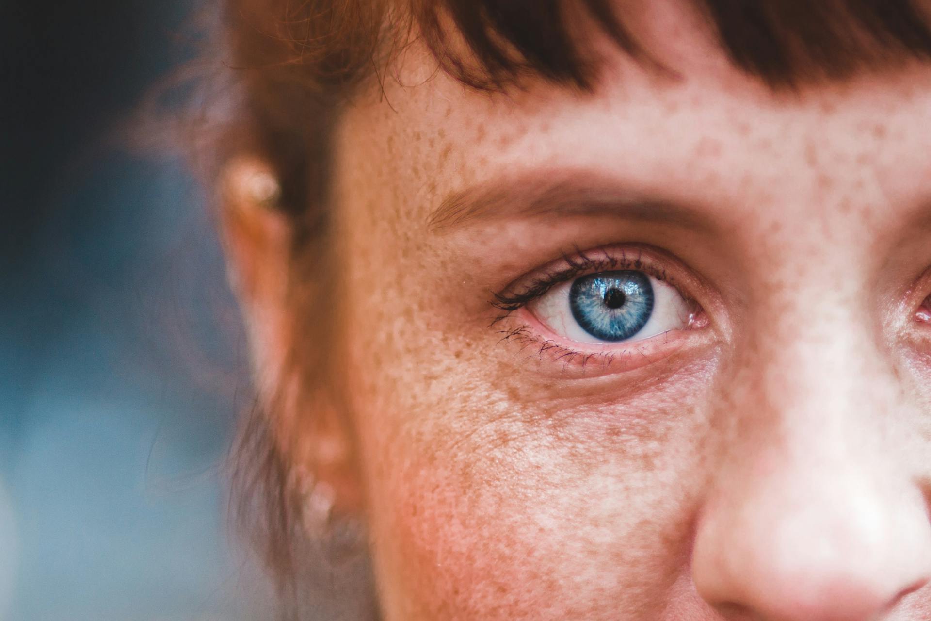 Eine Nahaufnahme eines Frauengesichts mit blauen Augen | Quelle: Pexels