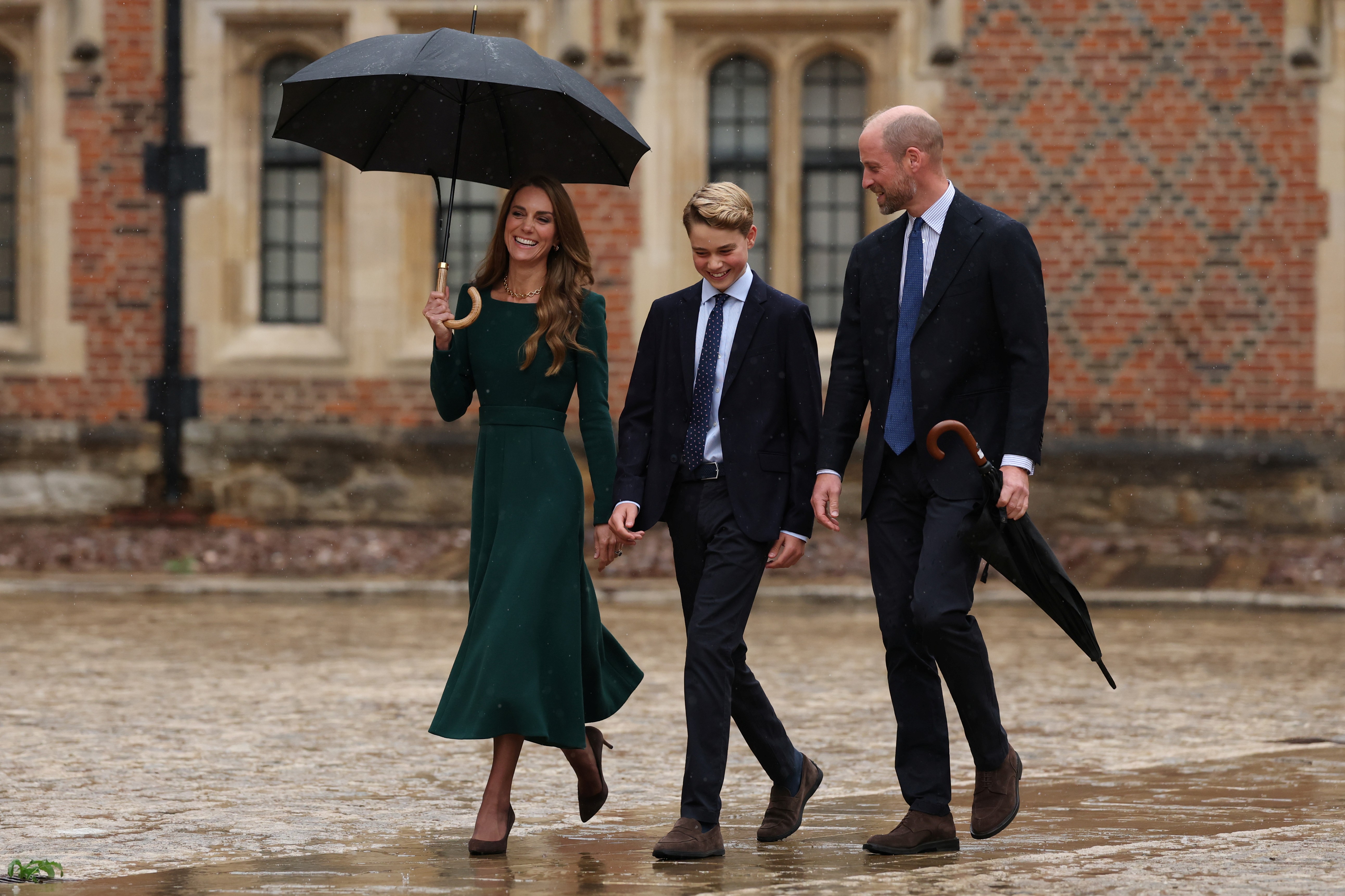 William und Catherine begleiteten George, als er am 8. September 2026 zu seinem ersten Tag in Eton kam. Dieser Meilenstein führte George an dieselbe Schule, die schon sein Vater besucht hatte, und setzte damit eine familiäre Tradition fort, die sich sogar auf den Namen erstreckt, den jeder von ihnen als Schüler trug. | Quelle: Getty Images