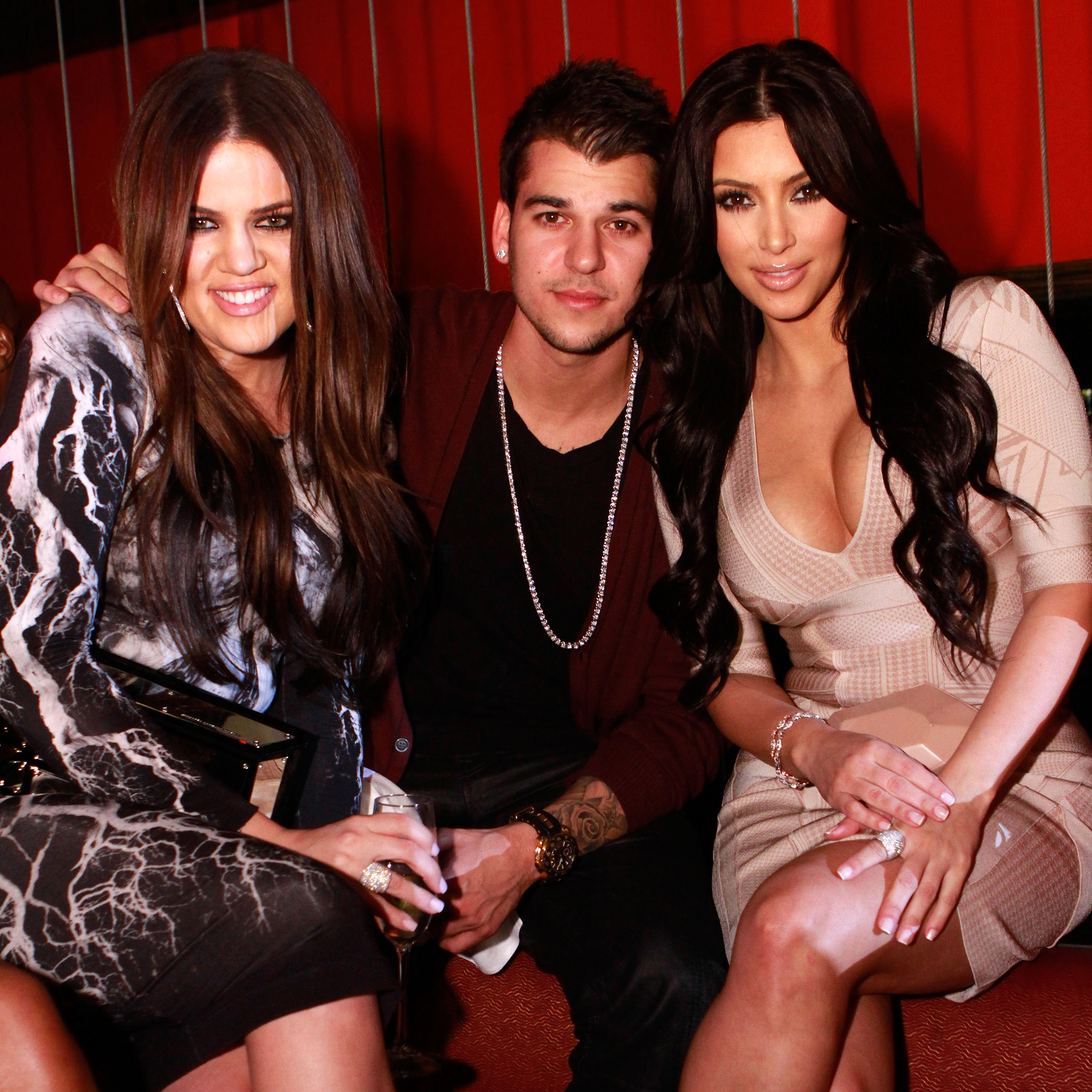 Kim und Khloé feierten am 18. März 2011, einen Tag nach seinem 24. Geburtstag, mit Rob im Jet Nightclub in Las Vegas. | Quelle: Getty Images