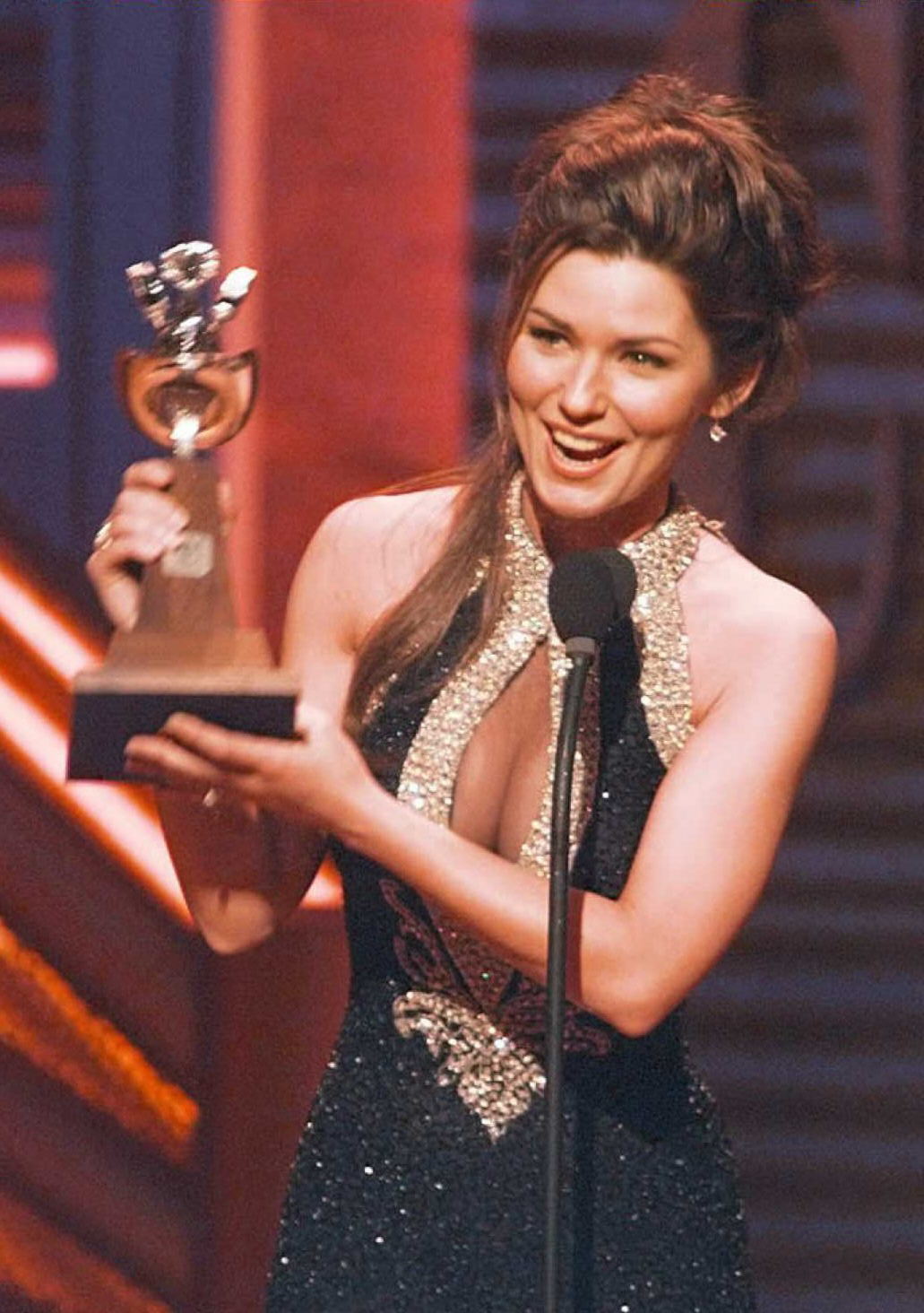 Shania Twain bei den 31 Annual Country Music Awards am 19. April 1996 | Quelle: Getty Images