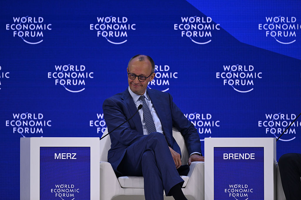 Der deutsche Bundeskanzler Friedrich Merz hält am 22. Januar 2026 eine Rede während der Jahrestagung des Weltwirtschaftsforums in Davos, Schweiz. | Quelle: Getty Images