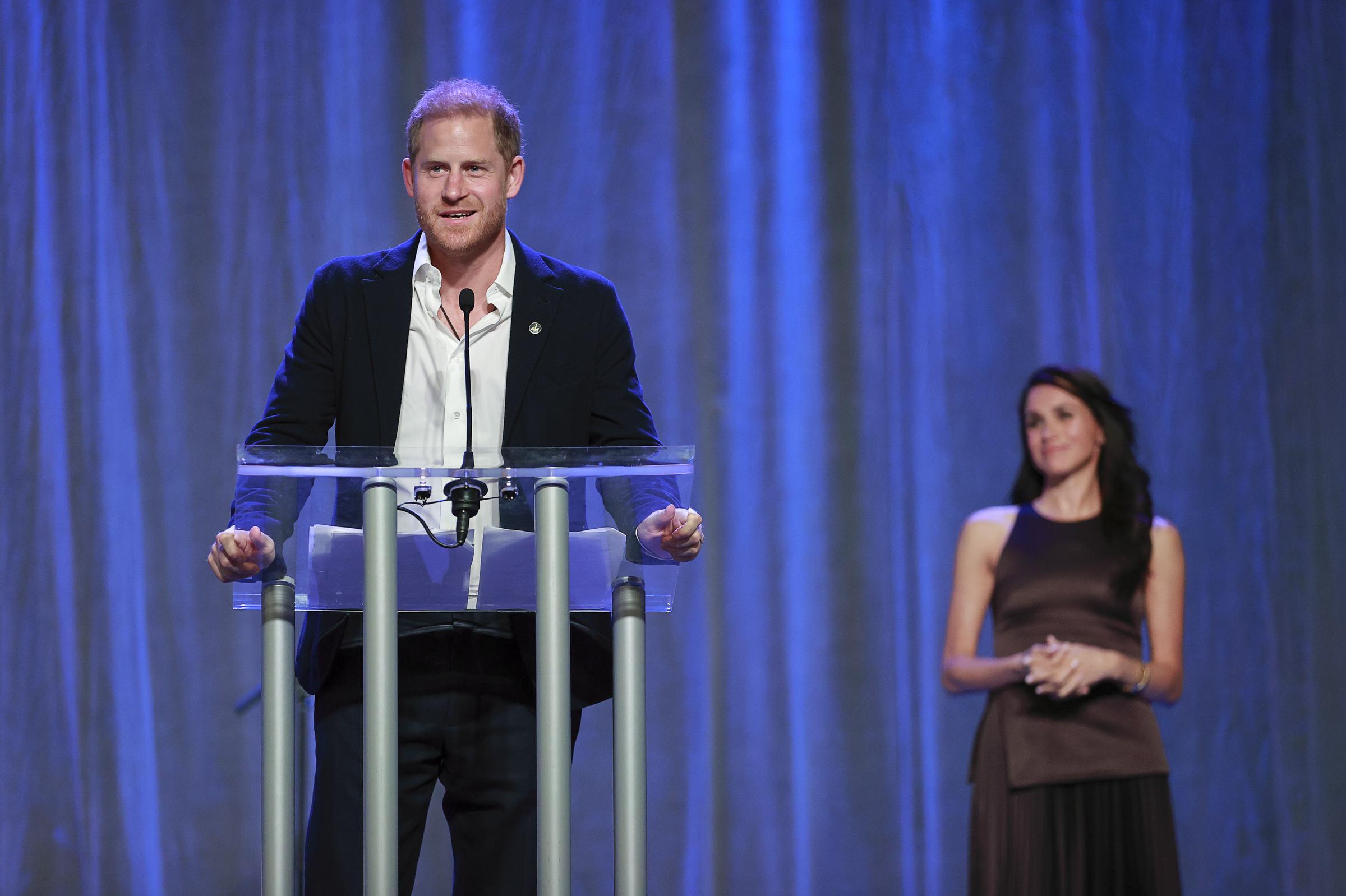 Prinz Harry und Meghan Markle auf der Bühne, während der Herzog eine Rede auf dem Invictus Games Vancouver Whistler 2025 Nation Home Welcome Reception am 7. Februar in Kanada hält. | Quelle: Getty Images