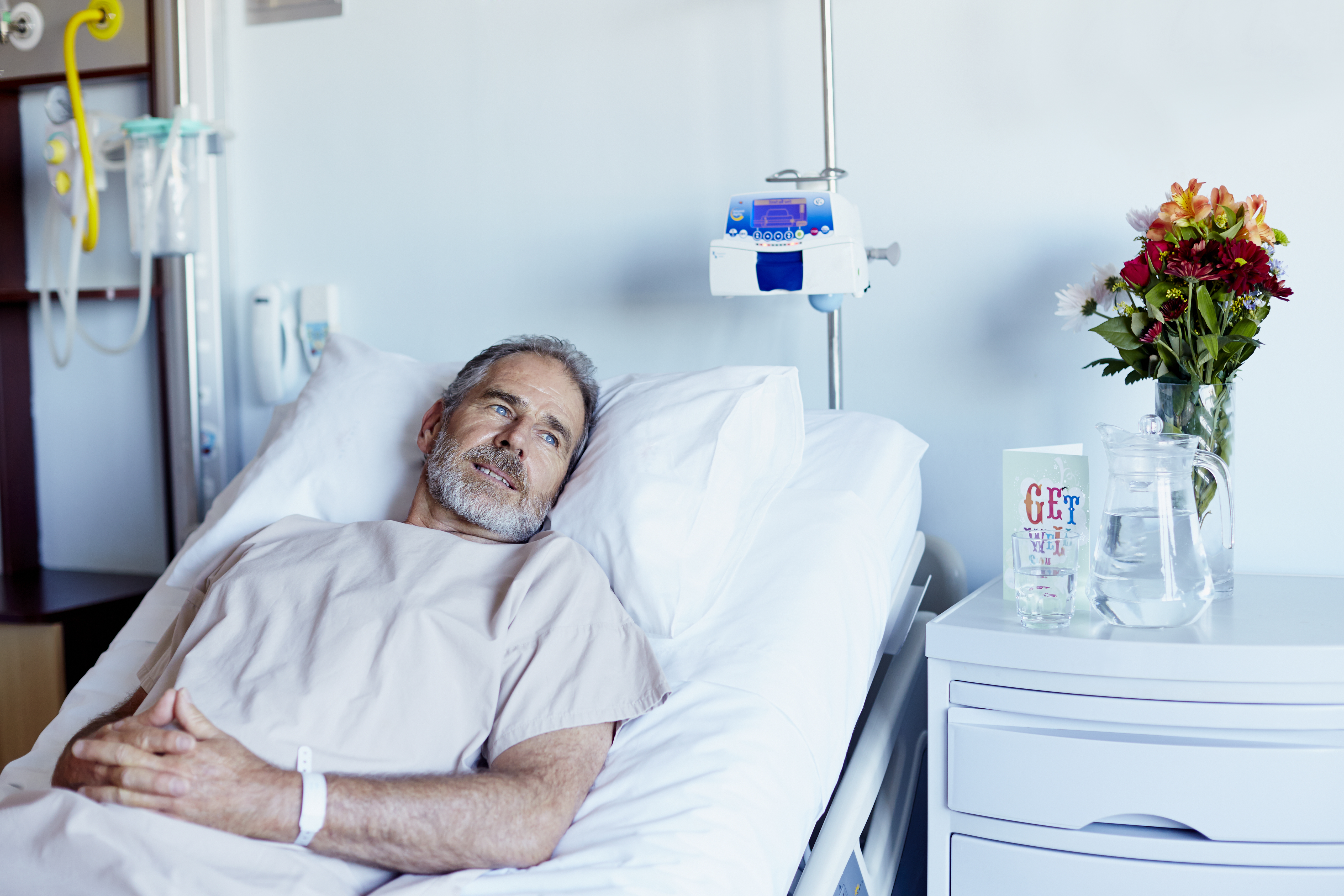 Nachdenklicher Mann entspannt sich auf der Krankenstation | Quelle: Getty Images