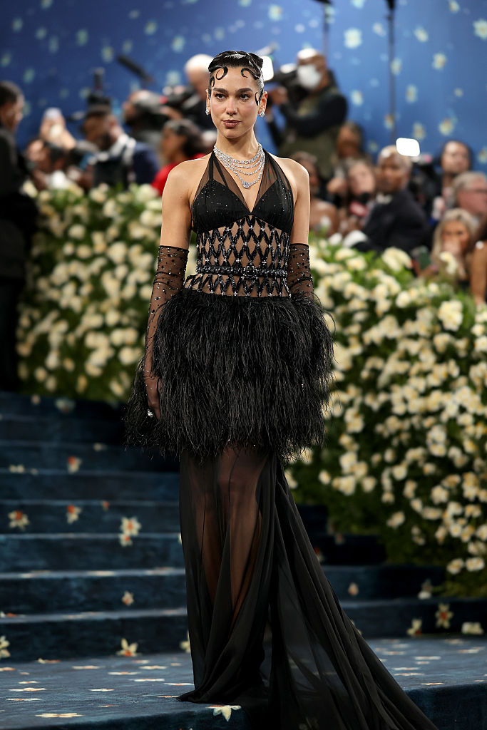 Dua Lipa auf der Met Gala 2025 am 5. Mai im Metropolitan Museum of Art in New York, die unter dem Motto „Superfine: Tailoring Black Style“ stand.