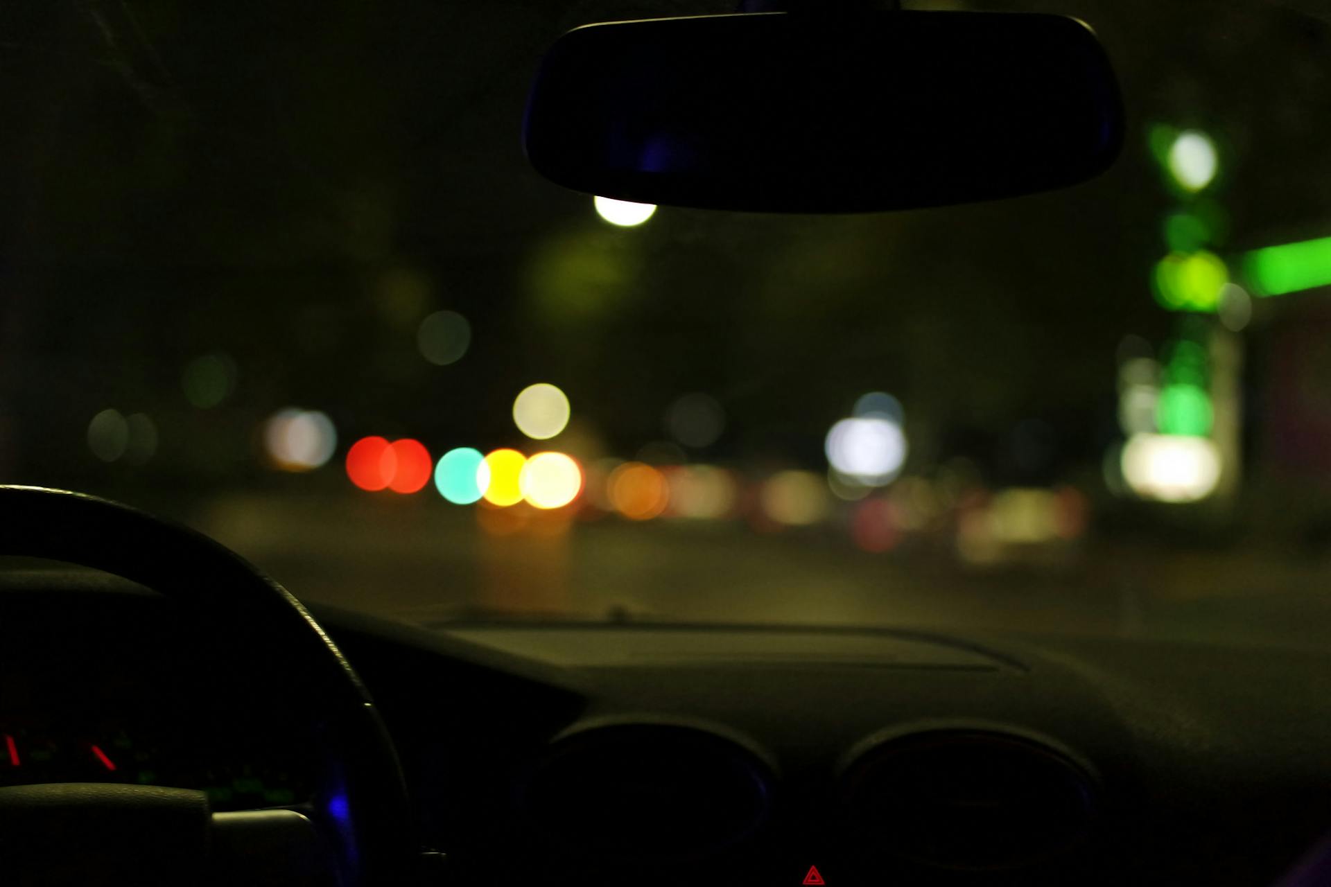 Der Blick aus einem Auto bei Nacht | Quelle: Pexels