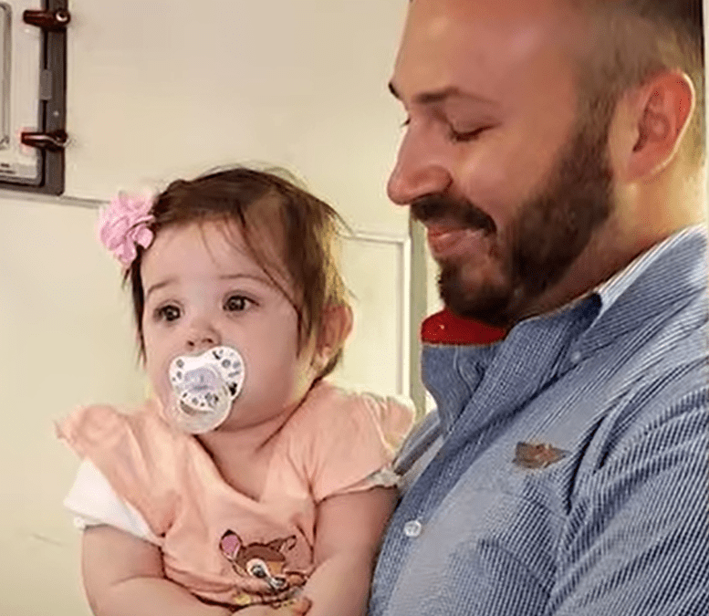 Wesley Hunt trägt das 9 Monate alte Baby Alayna. | Quelle: Youtube.com/GMA