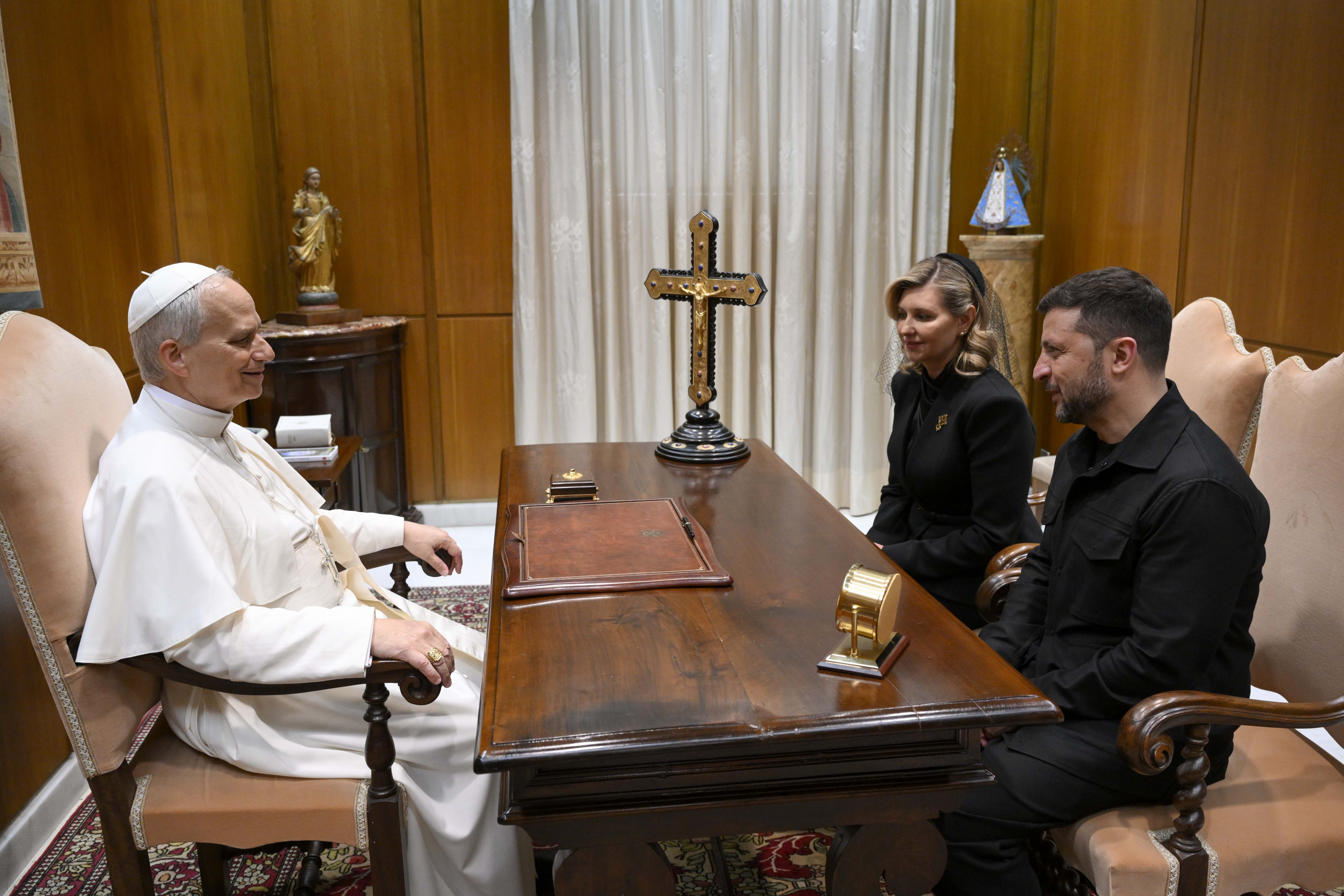 Papst Leo XIV. trifft sich mit dem Präsidenten der Ukraine, Volodymyr Zelenskyy, nach der Eröffnungsmesse des Papsttums von Papst Leo XIV. am 18. Mai 2025 in der Vatikanstadt. | Quelle: Getty Images