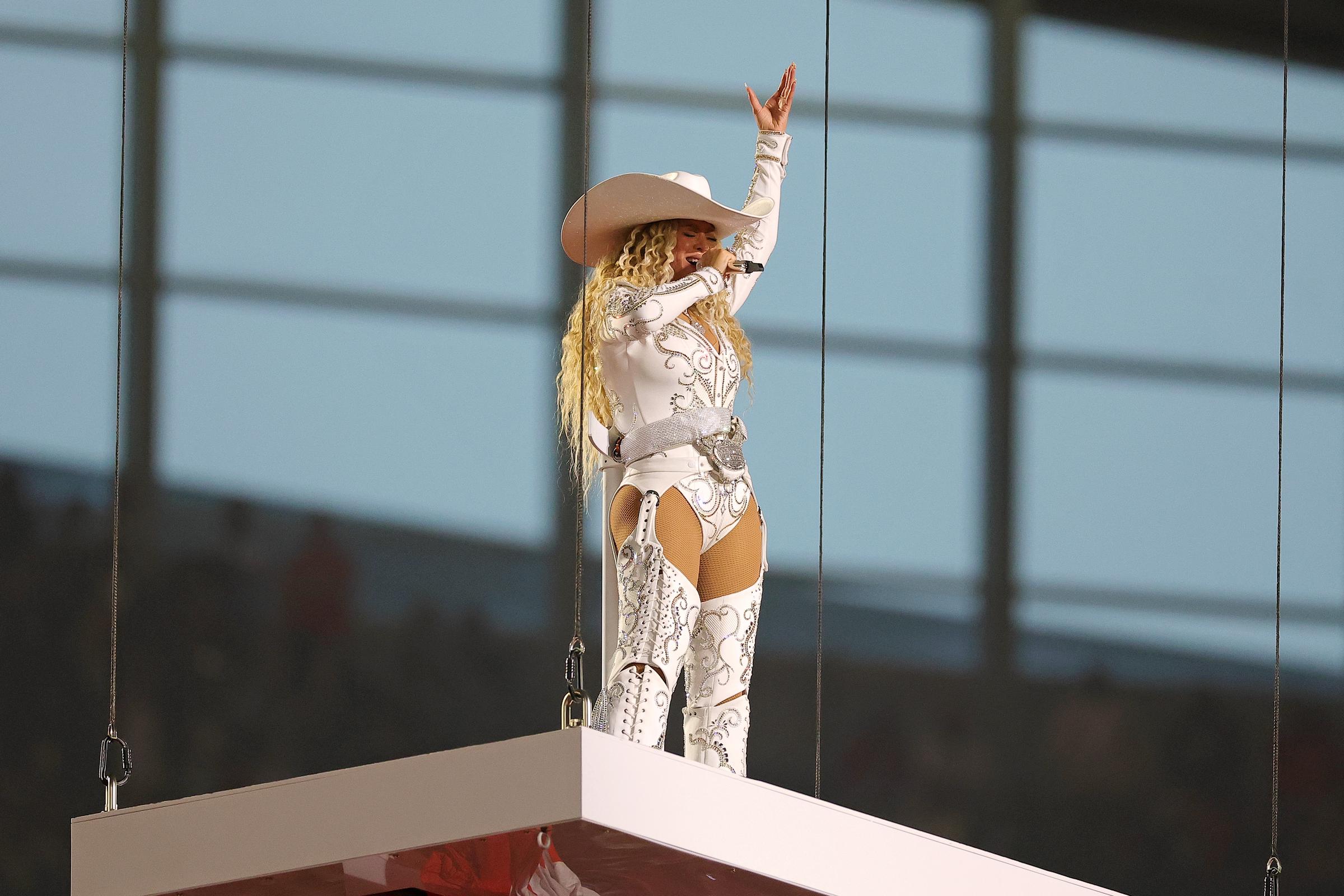 Beyoncé tritt während der Halbzeitshow des Spiels zwischen den Baltimore Ravens und den Houston Texans im NRG Stadium am 25. Dezember 2024 in Houston, Texas, auf. | Quelle: Getty Images