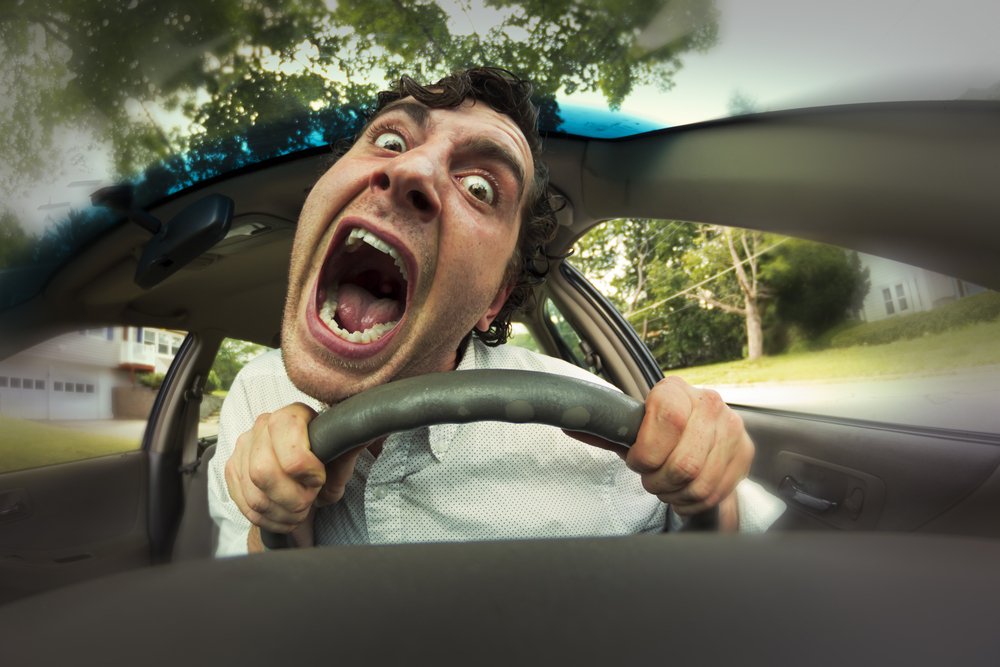 Ein erschrockener Mann im Auto. | Quelle: Shutterstock