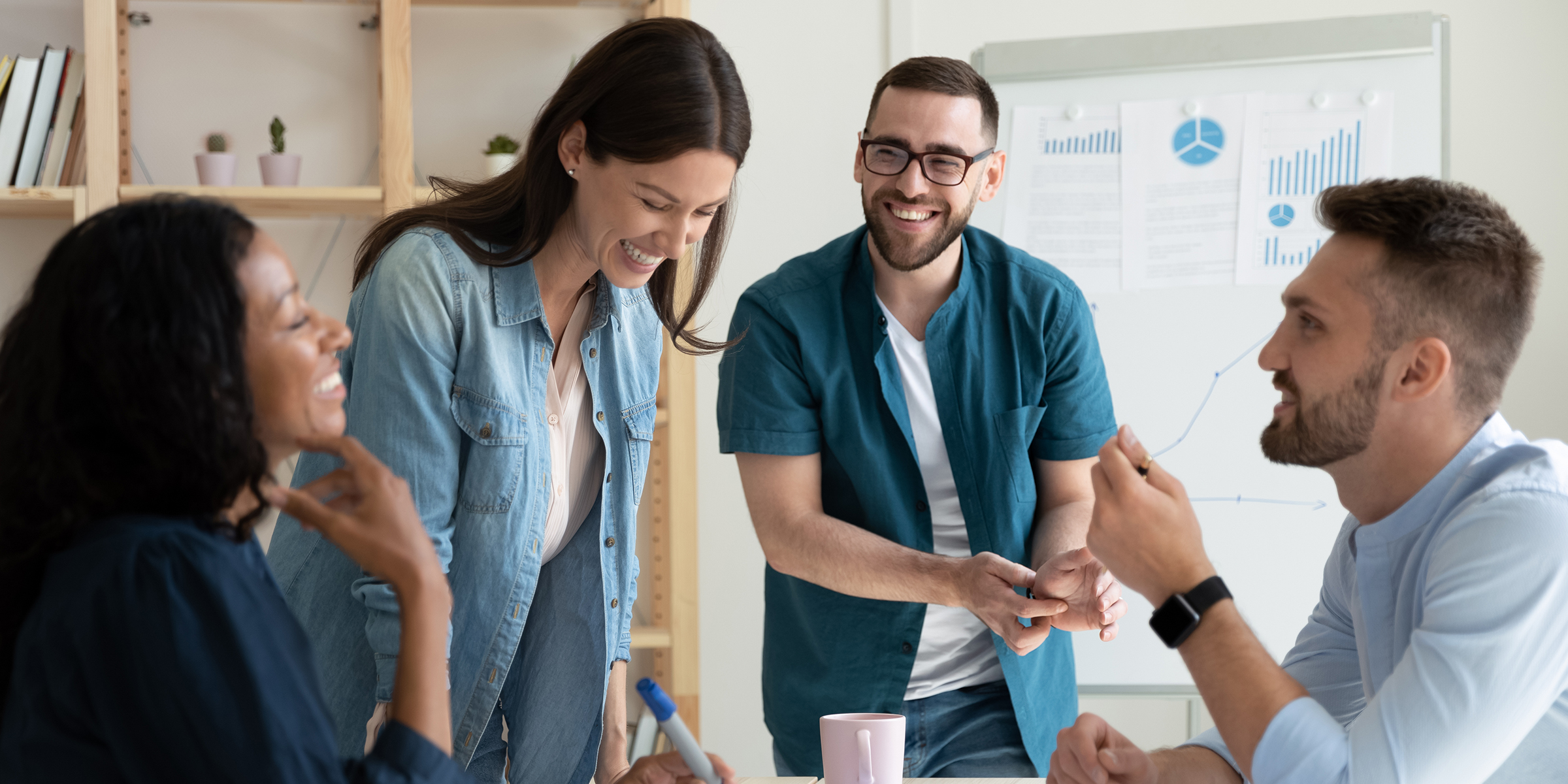 Mitarbeiter bei einer Bürobesprechung | Quelle: Shutterstock