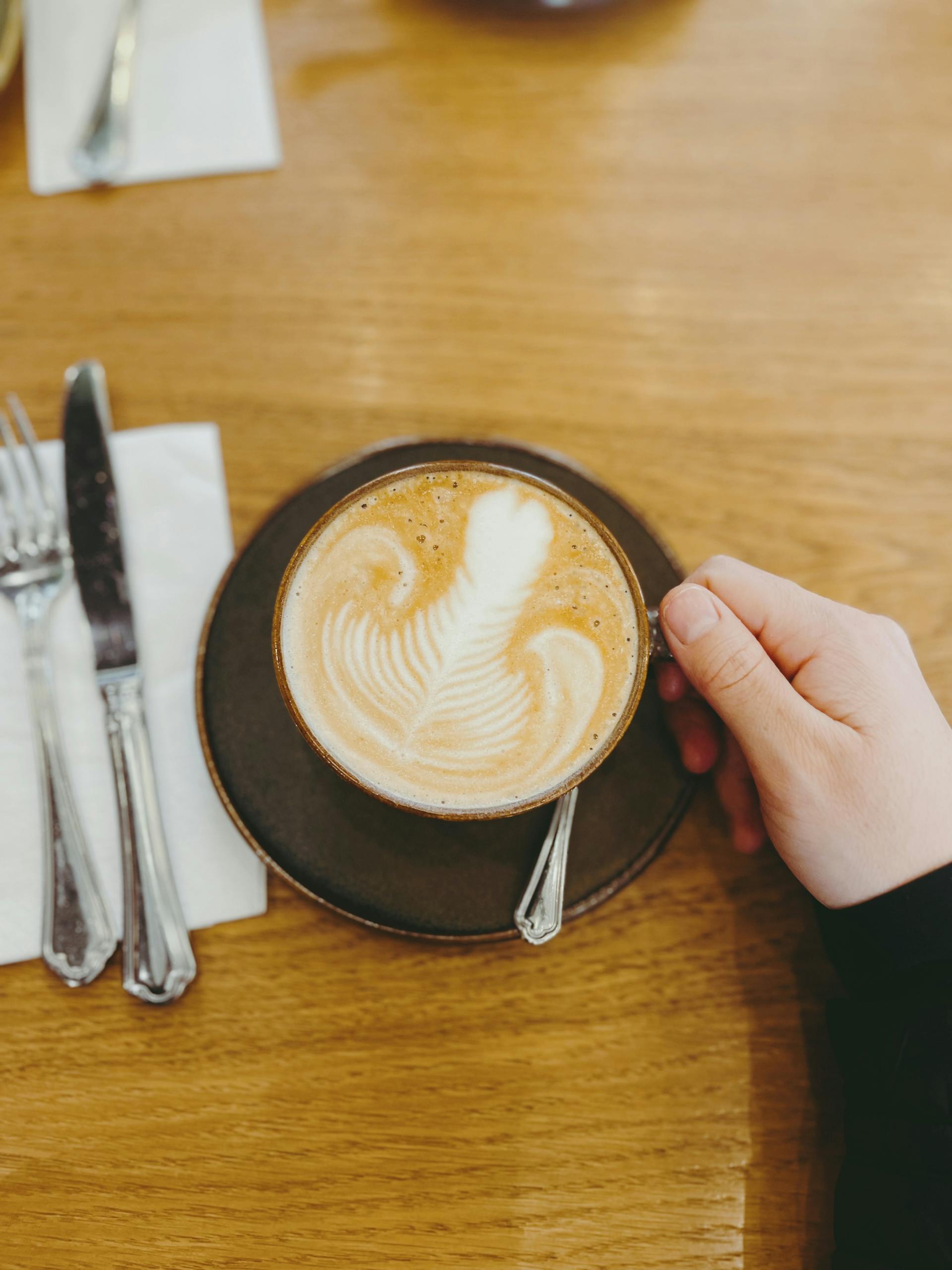 Eine Frau mit ihrem Kaffee in der Hand | Quelle: Pexels