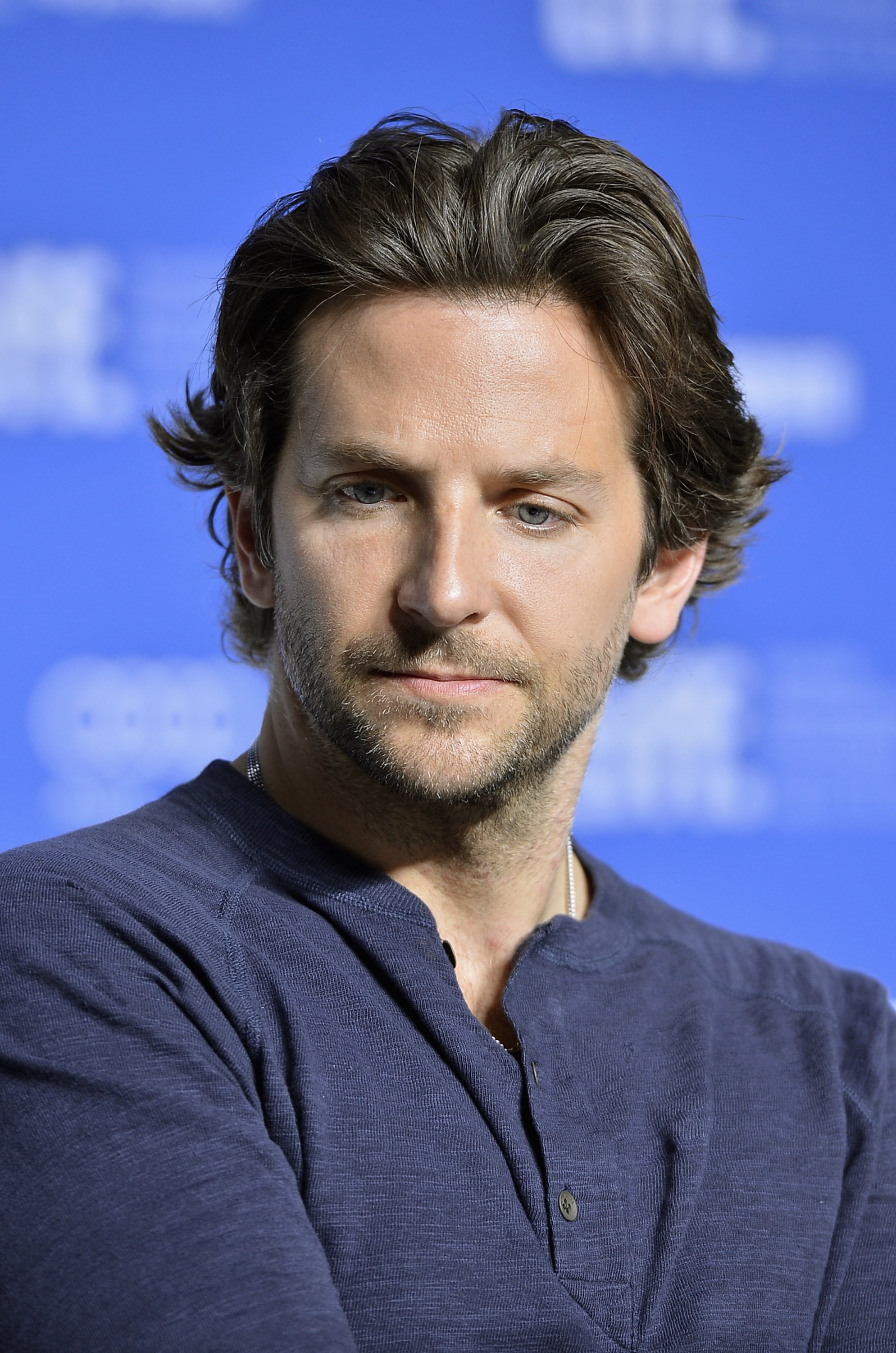 Bradley Cooper spricht auf der Bühne bei der "Silver Linings Playbook"-Pressekonferenz während des Toronto International Film Festival 2012 im TIFF Bell Lightbox am 9. September 2012 in Toronto, Kanada | Quelle: Getty Images