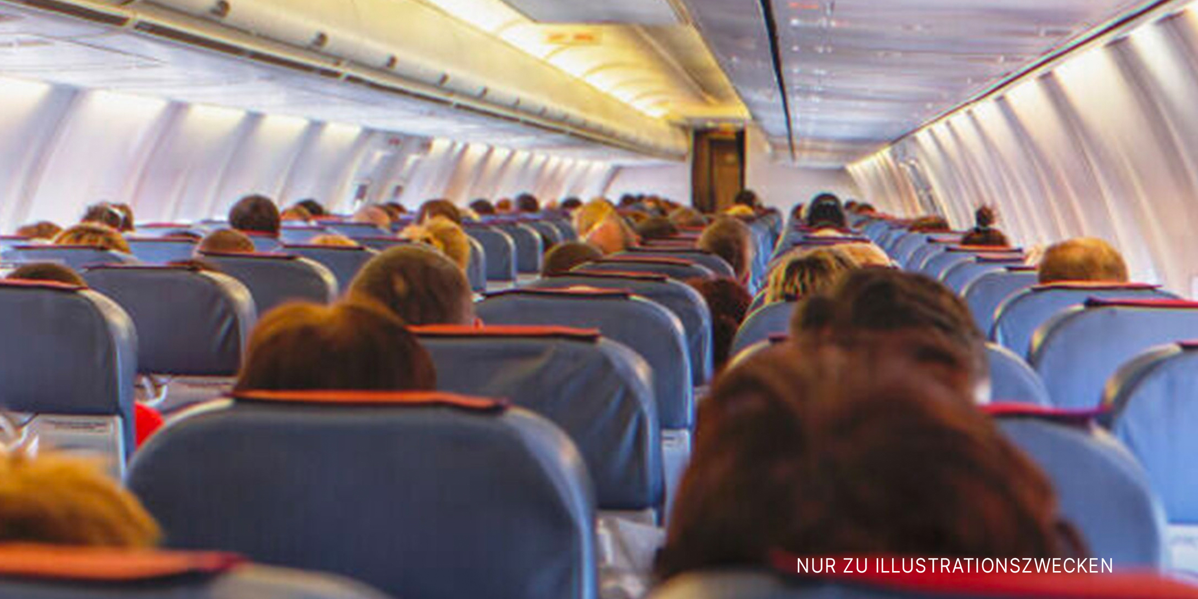 Passagiere in einem Flugzeug | Quelle: Getty Images