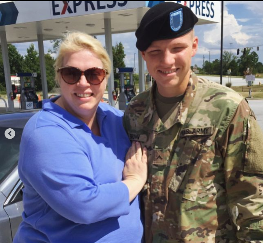 Garrison mit seiner Mutter Janelle Brown aus einem Beitrag vom 7. Mai 2017 | Quelle: Instagram/robertthebrown