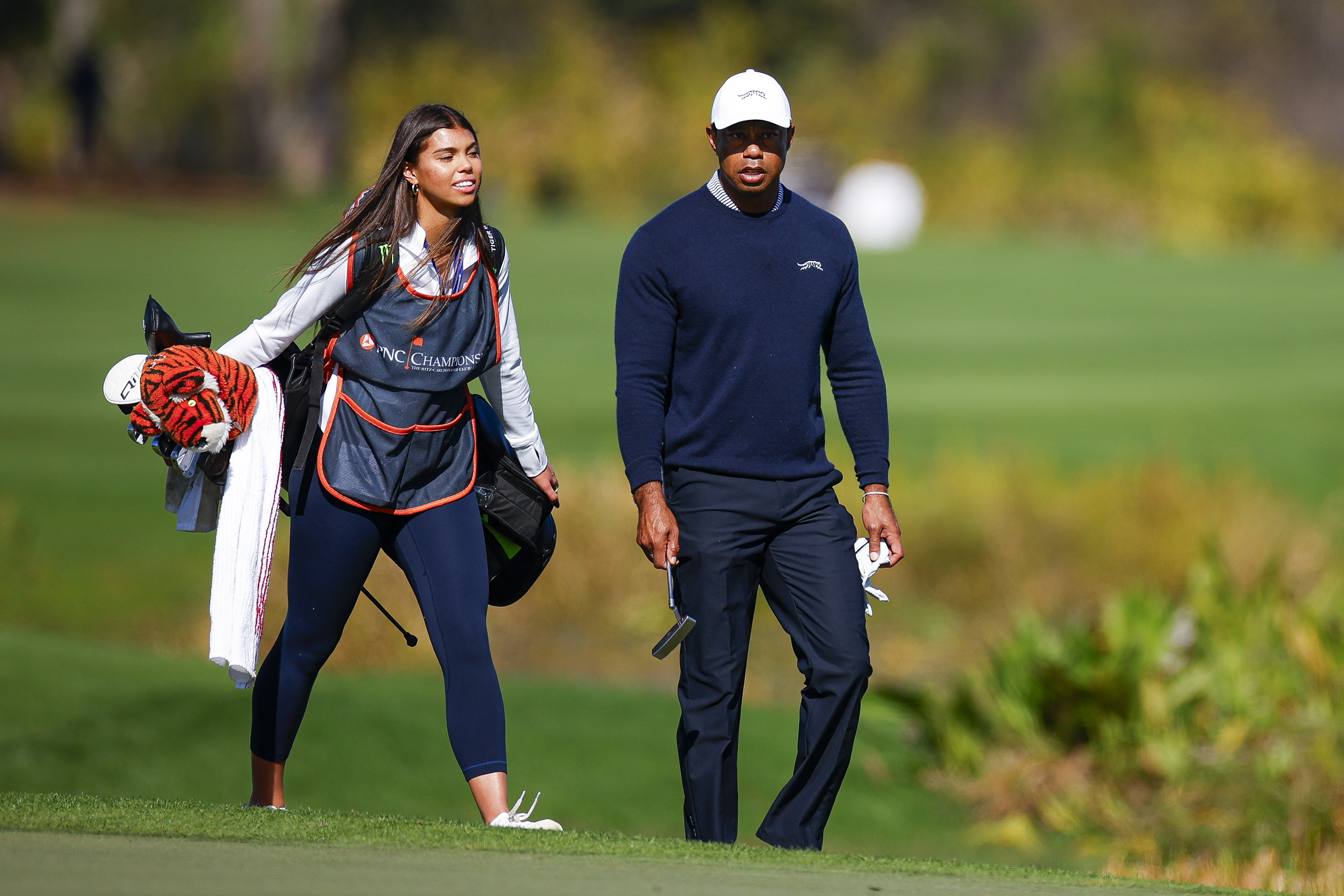 Sam und Tiger Woods gehen während der ersten Runde der PNC Championship über das fünfte Loch | Quelle: Getty Images