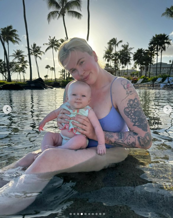 Ireland Baldwin und ihre Tochter genießen das Wasser in einem Beitrag vom 12. Mai 2024 | Quelle: Instagram/irelandirelandireland