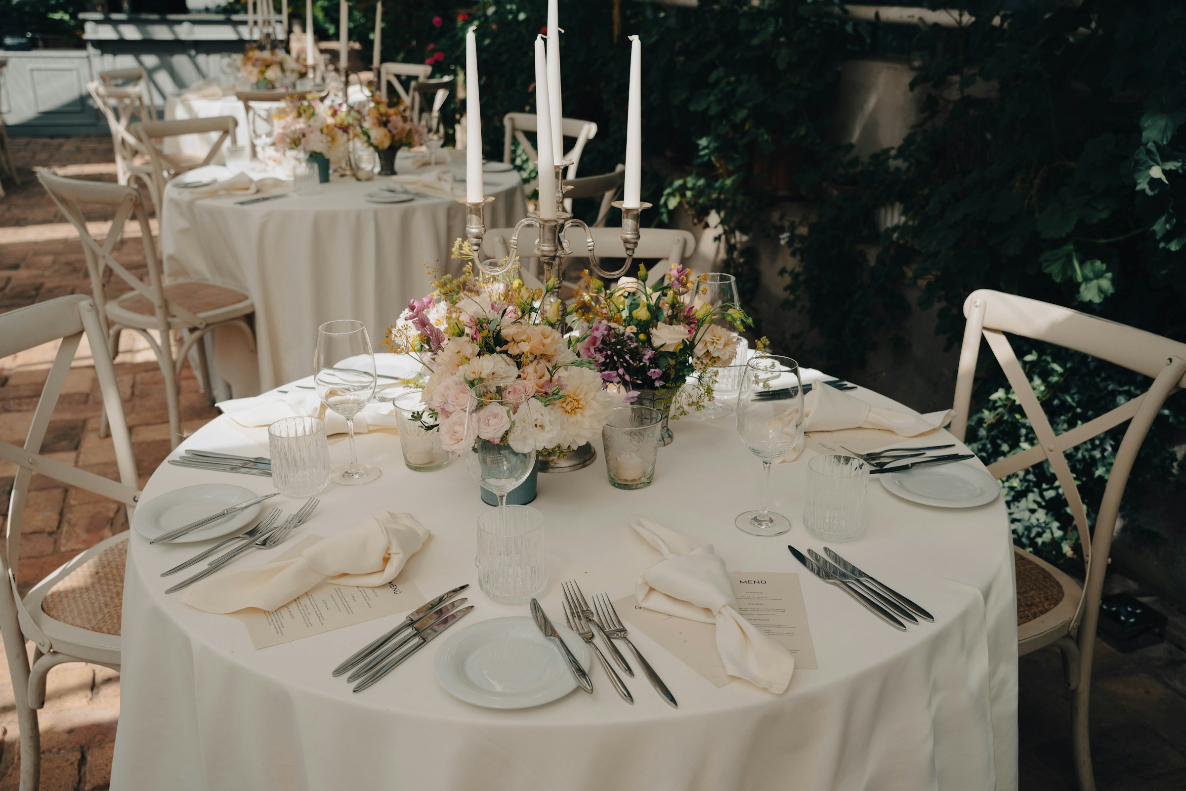 Leere Hochzeitstische | Quelle: Unsplash