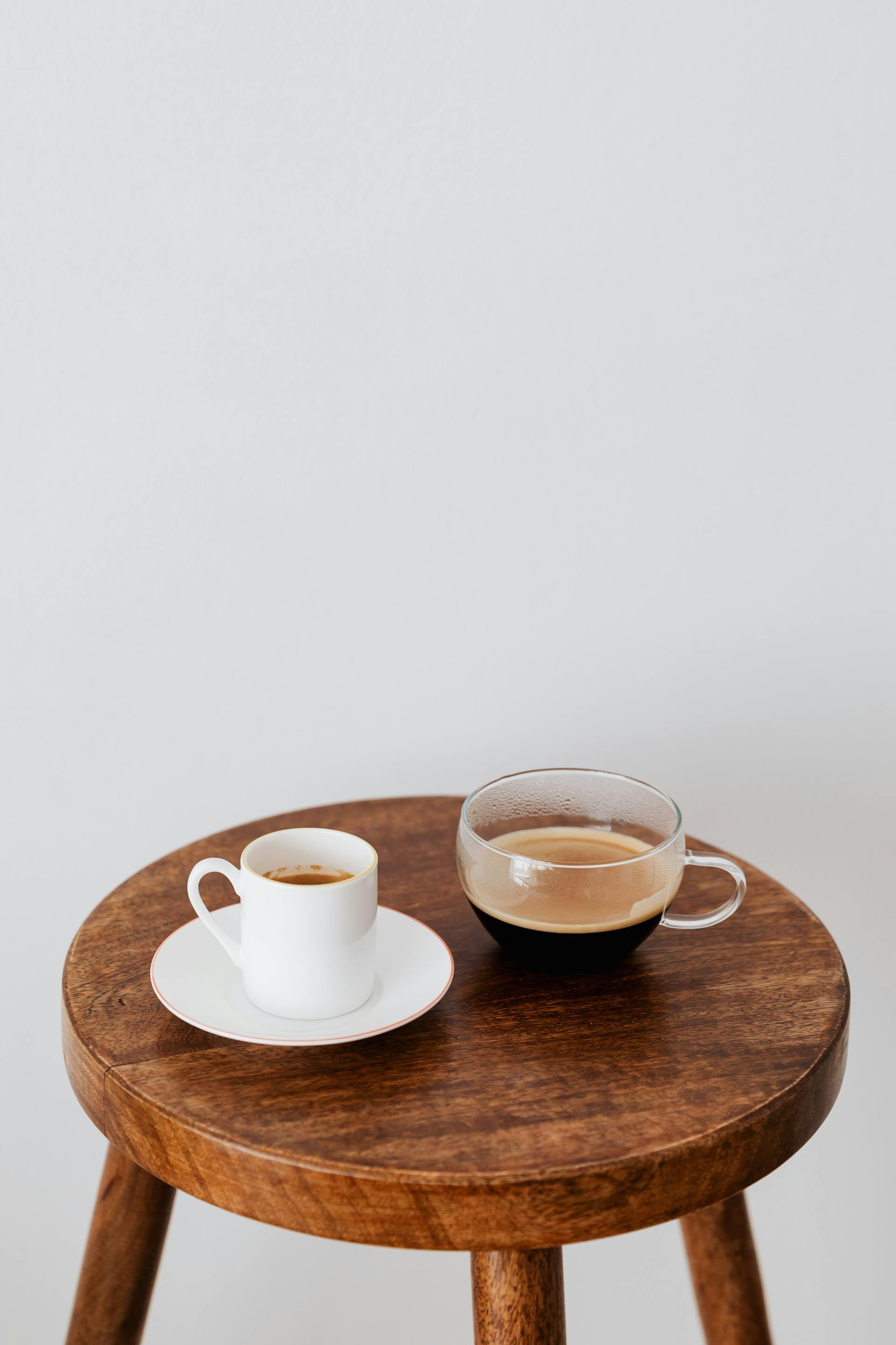Tassen auf einem Tisch | Quelle: Pexels