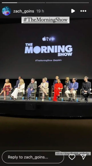Jennifer Aniston auf einem Podium mit ihren Co-Stars beim Emmy FYC Event für Apple TV+'s "The Morning Show", gepostet am 3. Juni 2024 | Quelle: Instagram/zach_goins
