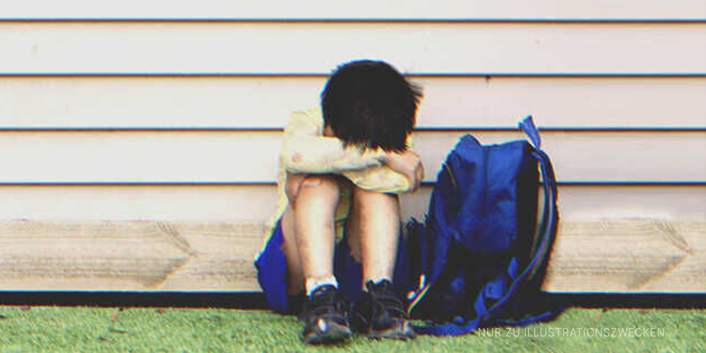 Junge weint über undichte Stiefel | Quelle: Getty Images