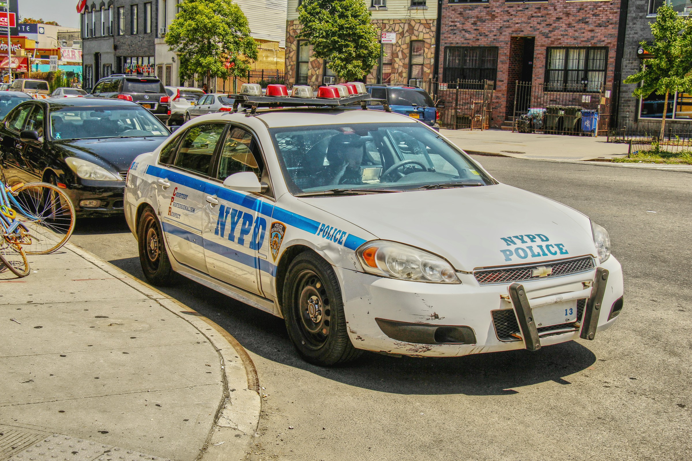 Ein Polizeiauto auf der Straße | Quelle: Unsplash