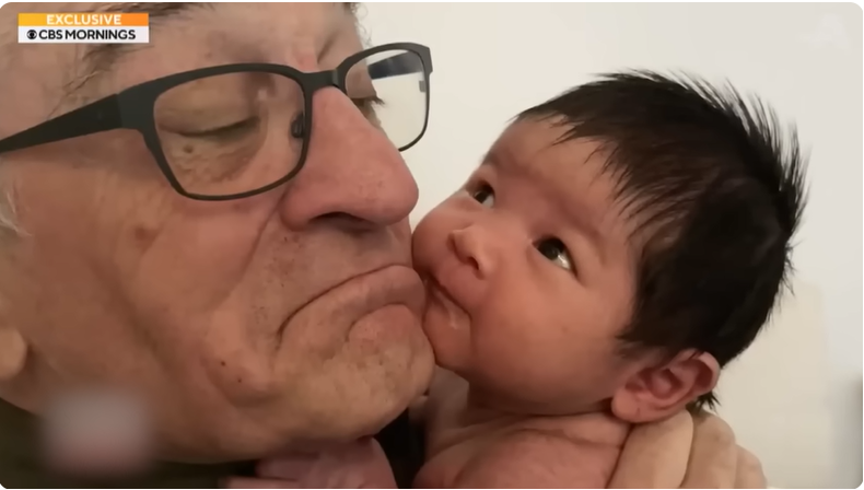 Robert De Niro und seine Tochter Gia Virginia Chen-De Niro, aus einem YouTube-Video vom 25. Januar 2024 | Quelle: Youtube/@AARP