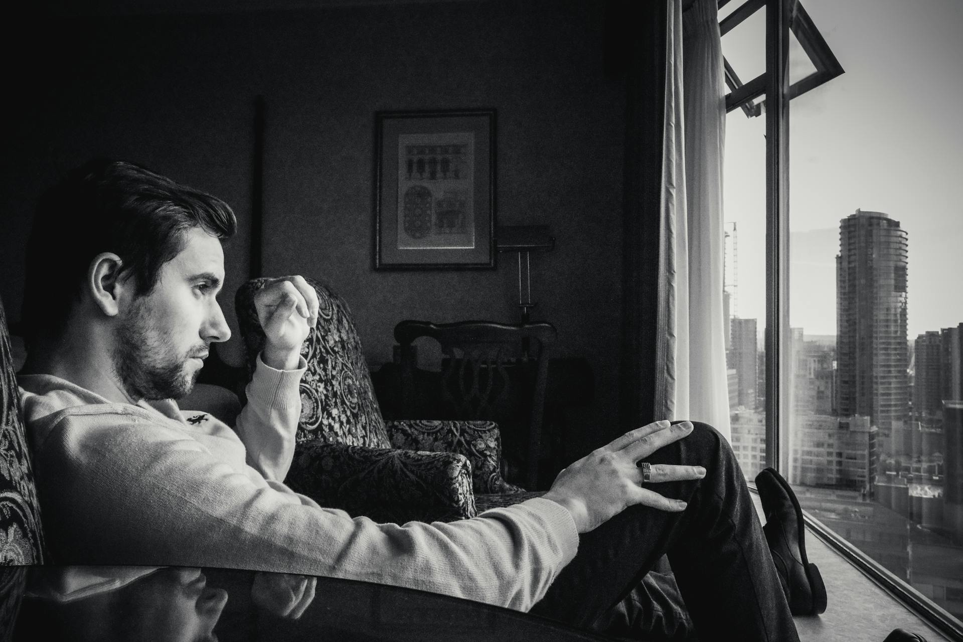 Ein nachdenklicher Mann, der aus einem Fenster starrt | Quelle: Pexels