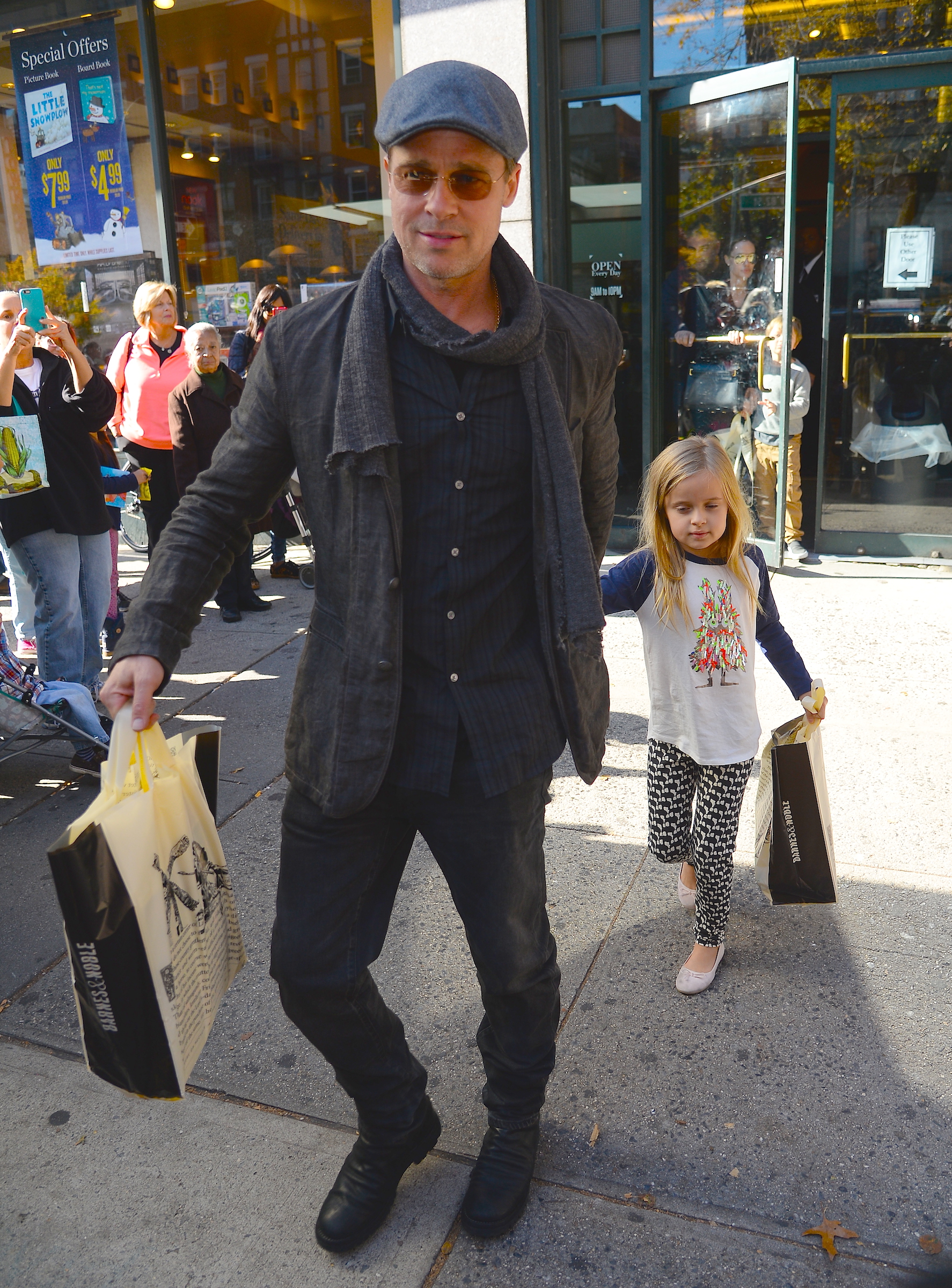 Brad Pitt und Vivienne Jolie-Pitt in New York im Jahr 2015 | Quelle: Getty Images