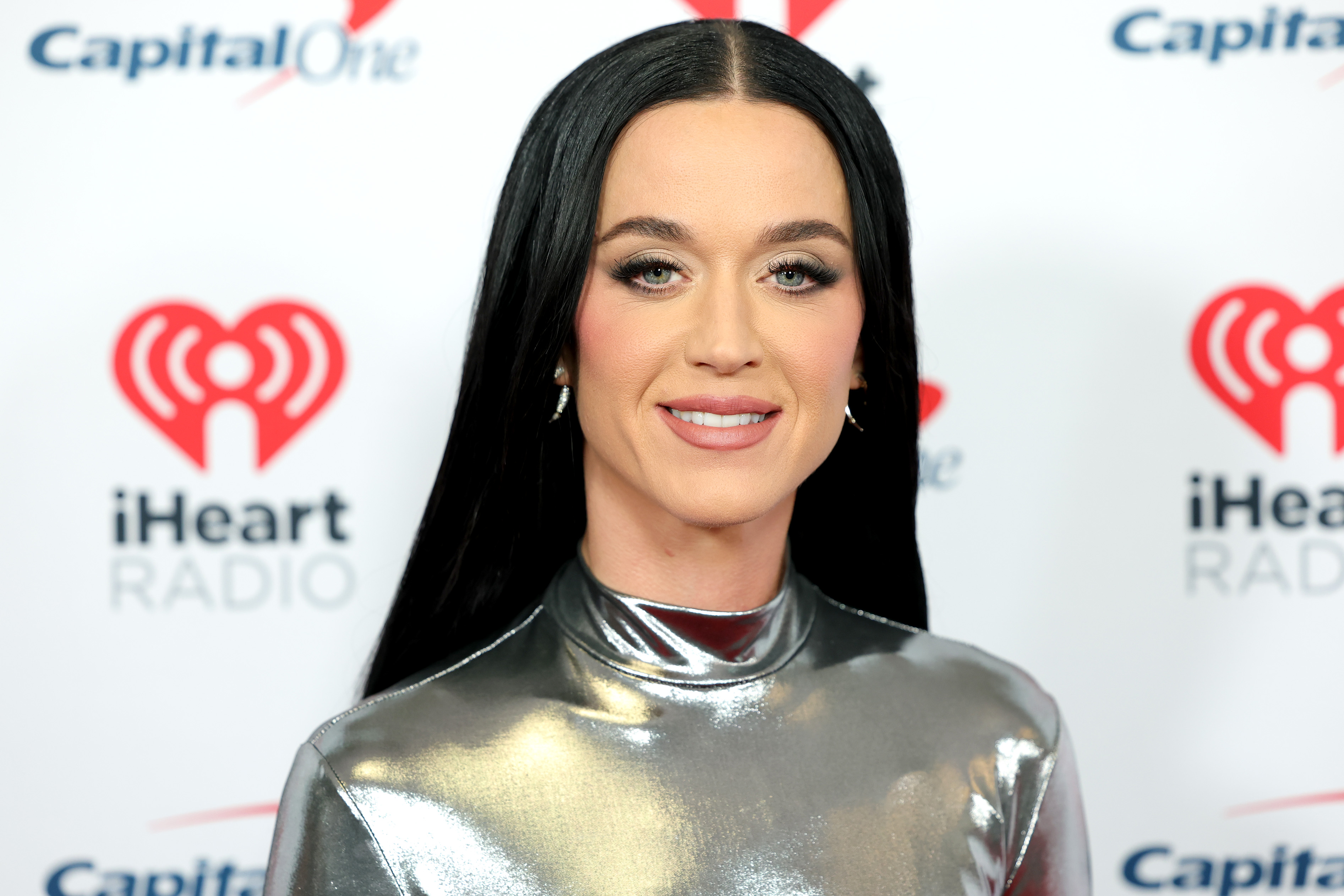 Bevor ihre Beziehung zu Justin Trudeau öffentlich wurde, war Katy Perry voll und ganz mit ihrer Musikkarriere beschäftigt. Am 13. Dezember 2024 trug sie beim iHeartRadio Jingle Ball in New York City ein glänzendes silbernes Outfit. | Quelle: Getty Images