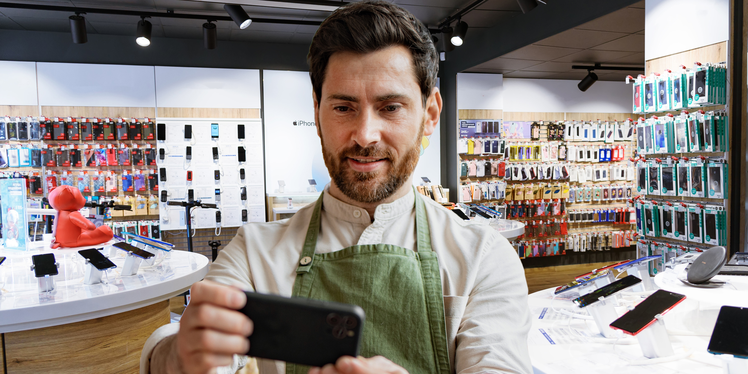 Ein Mann betrachtet ein Handy in einem Geschäft | Quelle: Shutterstock