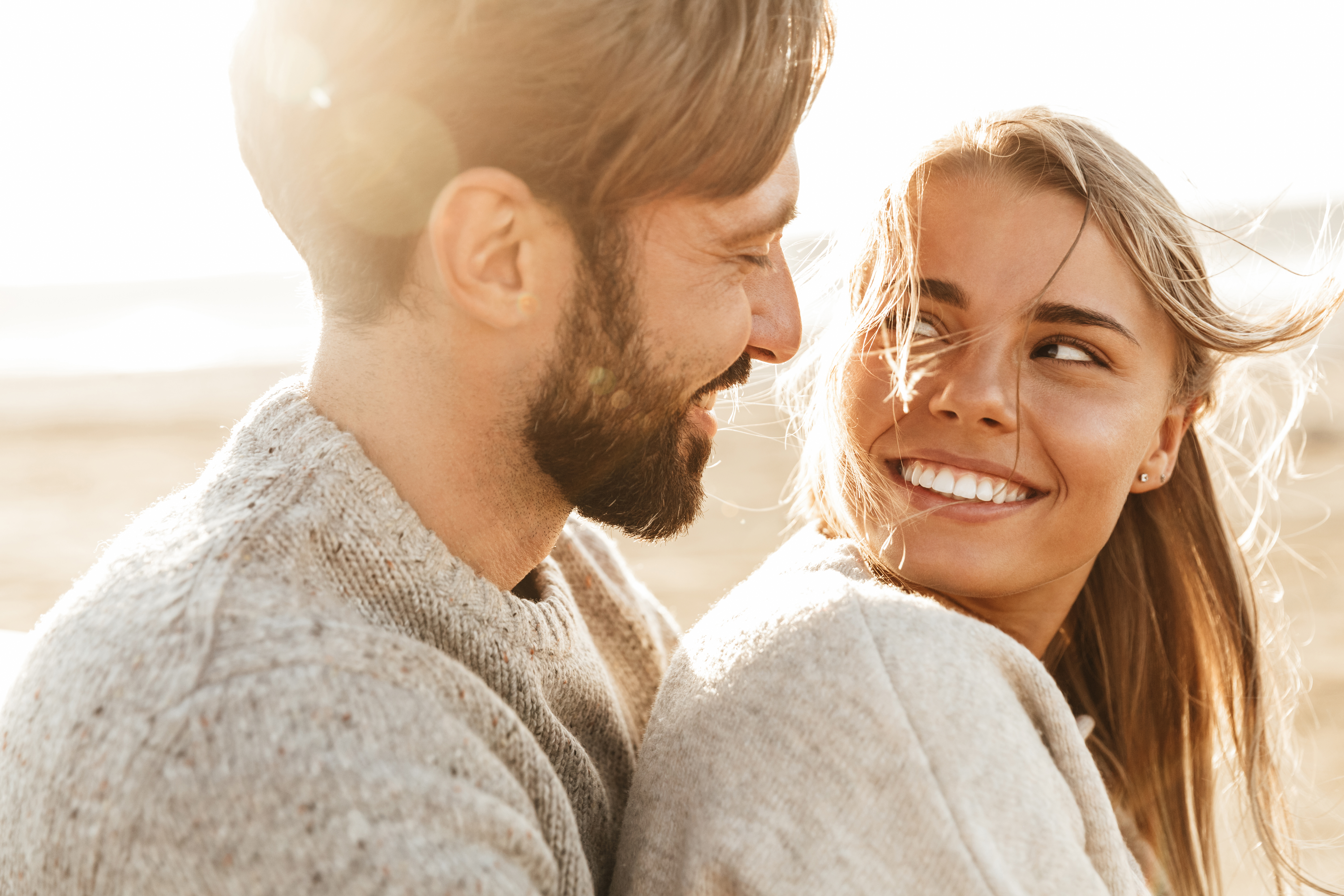 Ein Mann und eine Frau, die sich gegenseitig anlächeln | Quelle: Shutterstock