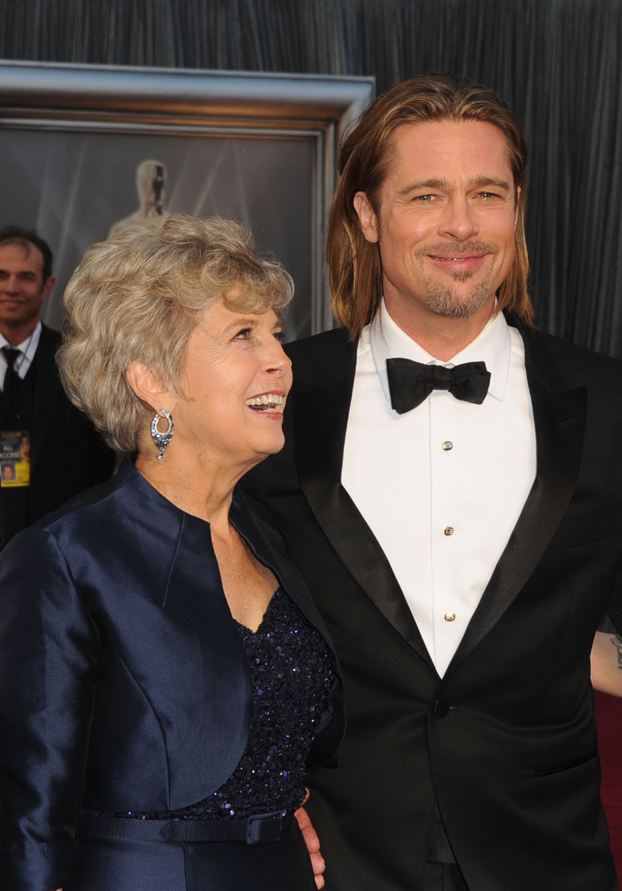 Brad Pitt und seine Mutter Jane Pitt bei den 84th Annual Academy Awards, Hollywood &amp; Highland Center, Februar 26, 2012, Hollywood, Kalifornien | Quelle: Getty Images