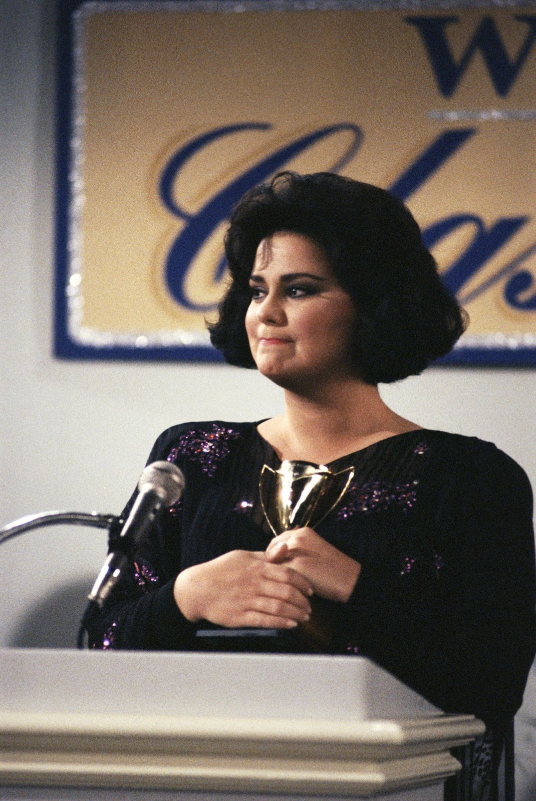 Der Hollywood-Star bei den Dreharbeiten zu „Designing Women“ um 1990. | Quelle: Getty Images